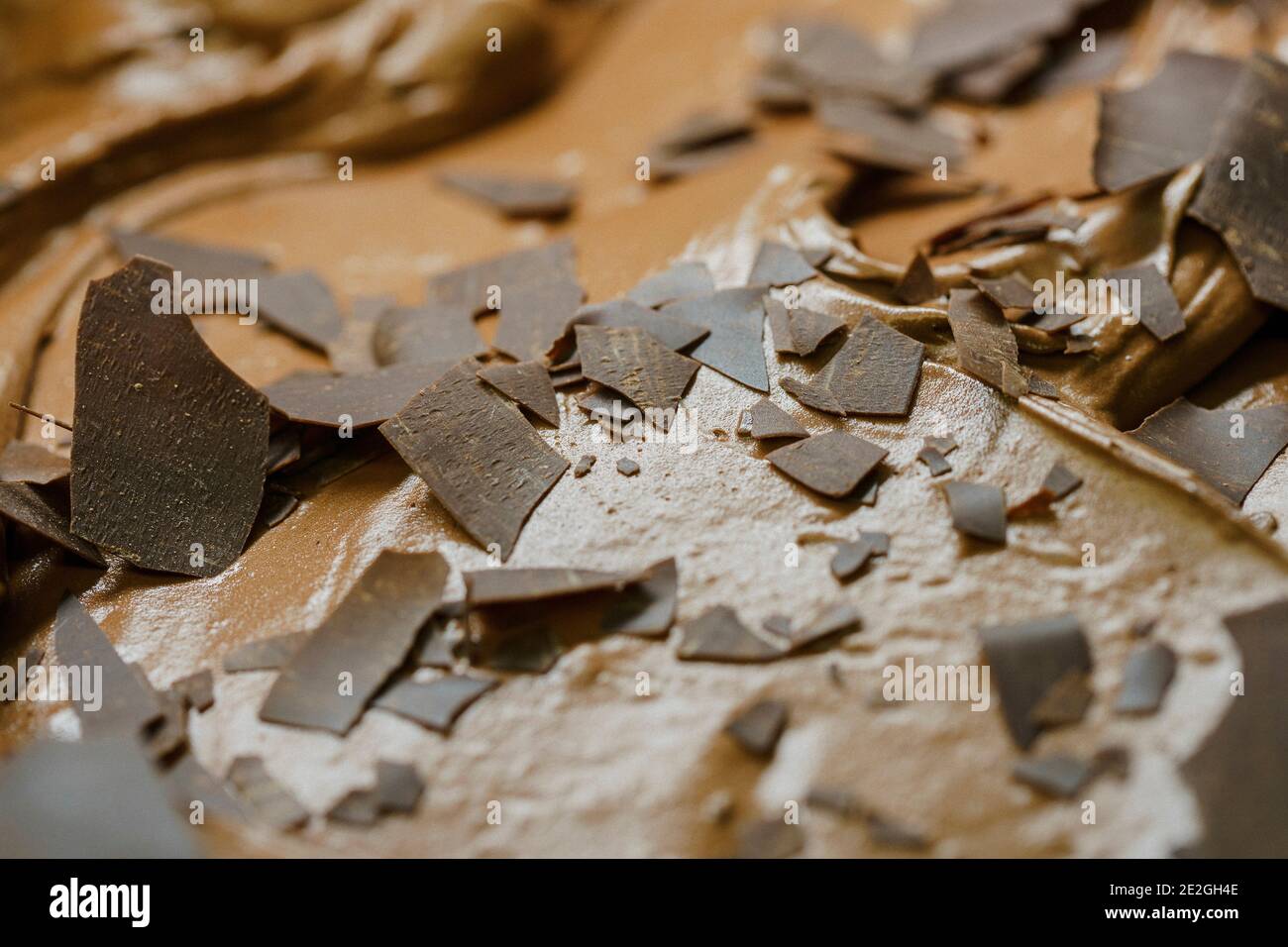 Nahaufnahme Schokoladenspäne über Eis Stockfoto