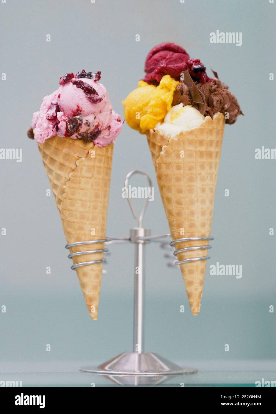 Eis und Sherbet mit Toppings in Waffelkegel Stockfoto