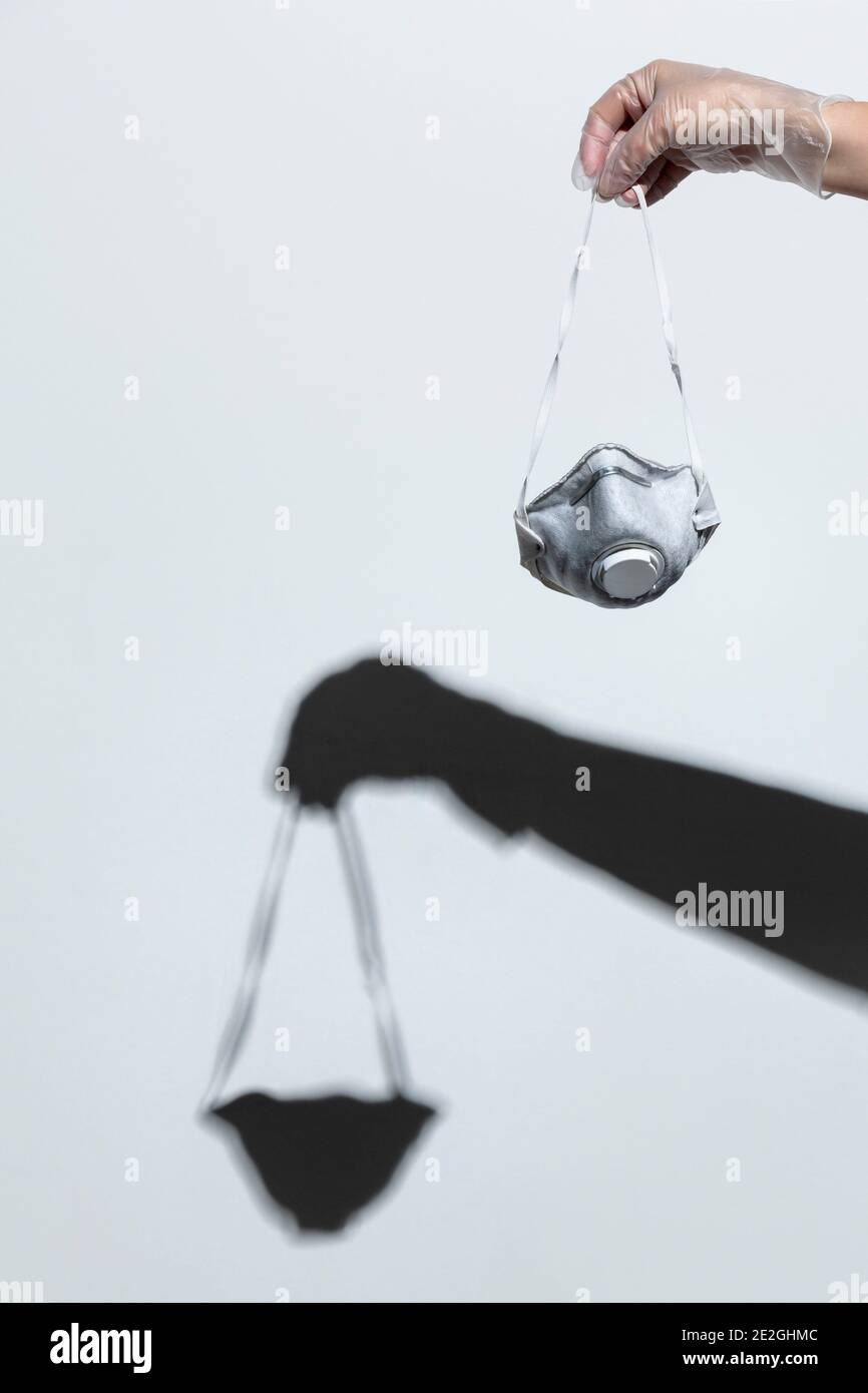 Hand halten Schutzmaske N95 mit Ventil Stockfoto