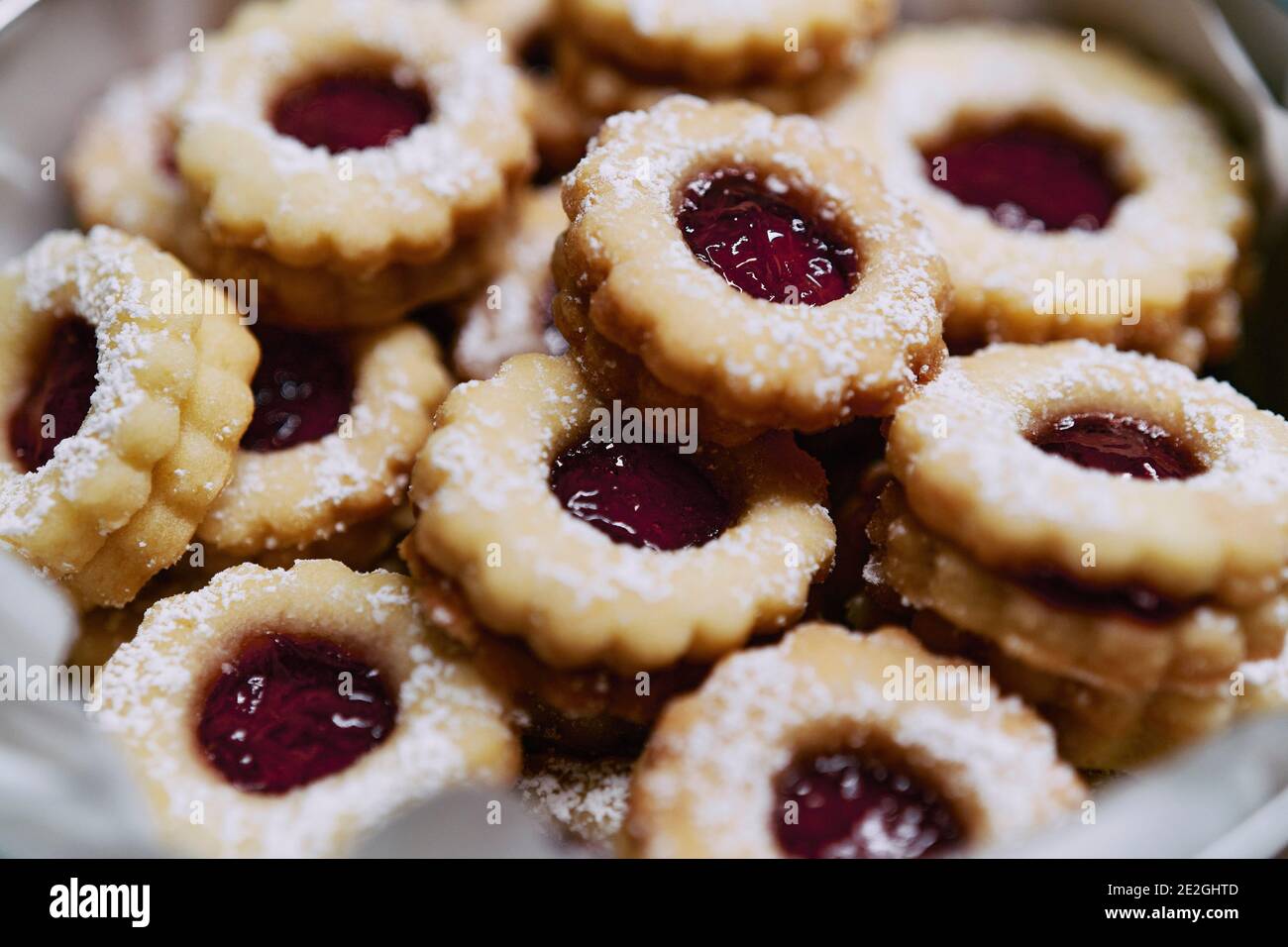 Nahaufnahme frisch gebackene Linzer Plätzchen Stockfoto