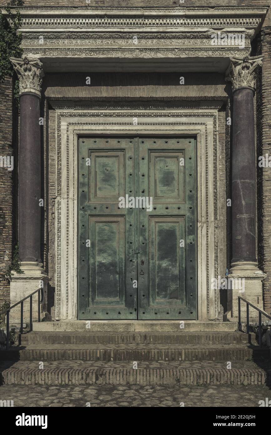 Vertikale Aufnahme einer alten römischen Türen Stockfoto