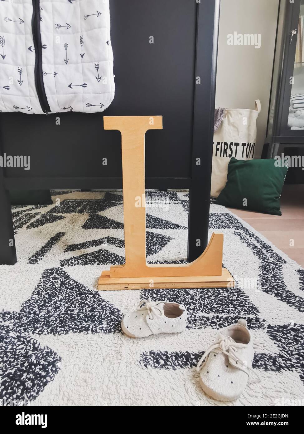 Moderne schwarz-weiße Babykrippe mit Holzdetails. Stockfoto