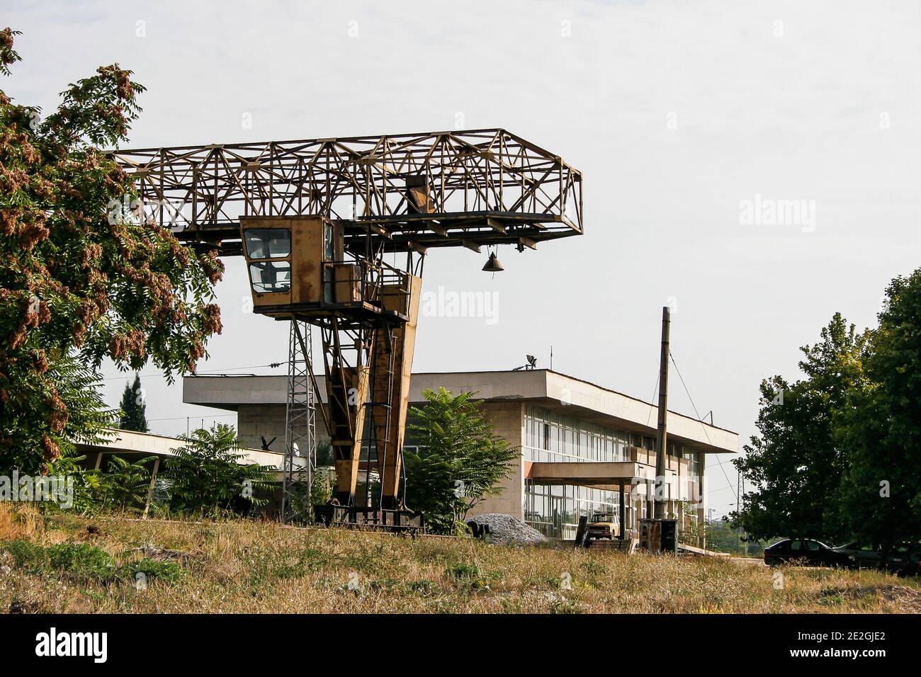 Alte rostigen Industrie-Kran auch als Portal oder bekannt Brückenkran an einem Bahnhof in Bulgarien Stockfoto