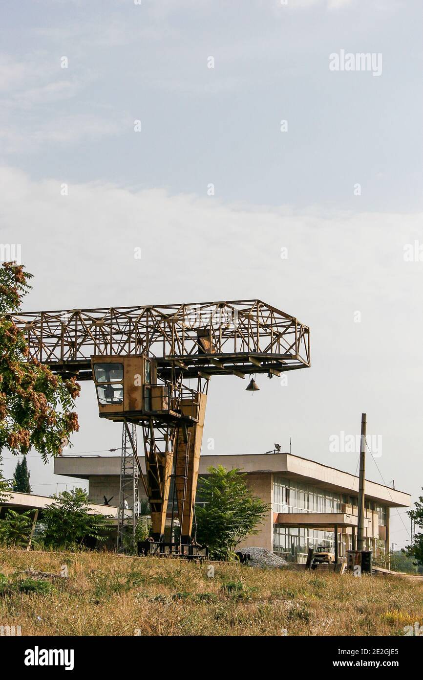 Alte rostigen Industrie-Kran auch als Portal oder bekannt Brückenkran an einem Bahnhof in Bulgarien Stockfoto