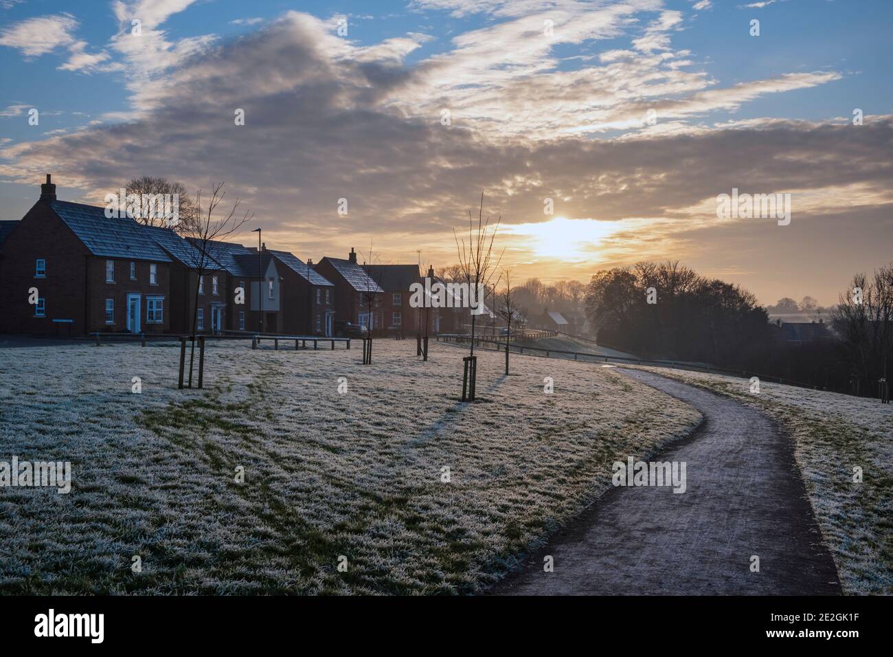 Sonnenuntergang über einer neuen Wohnsiedlung in Ashbourne, Derbyshire Stockfoto