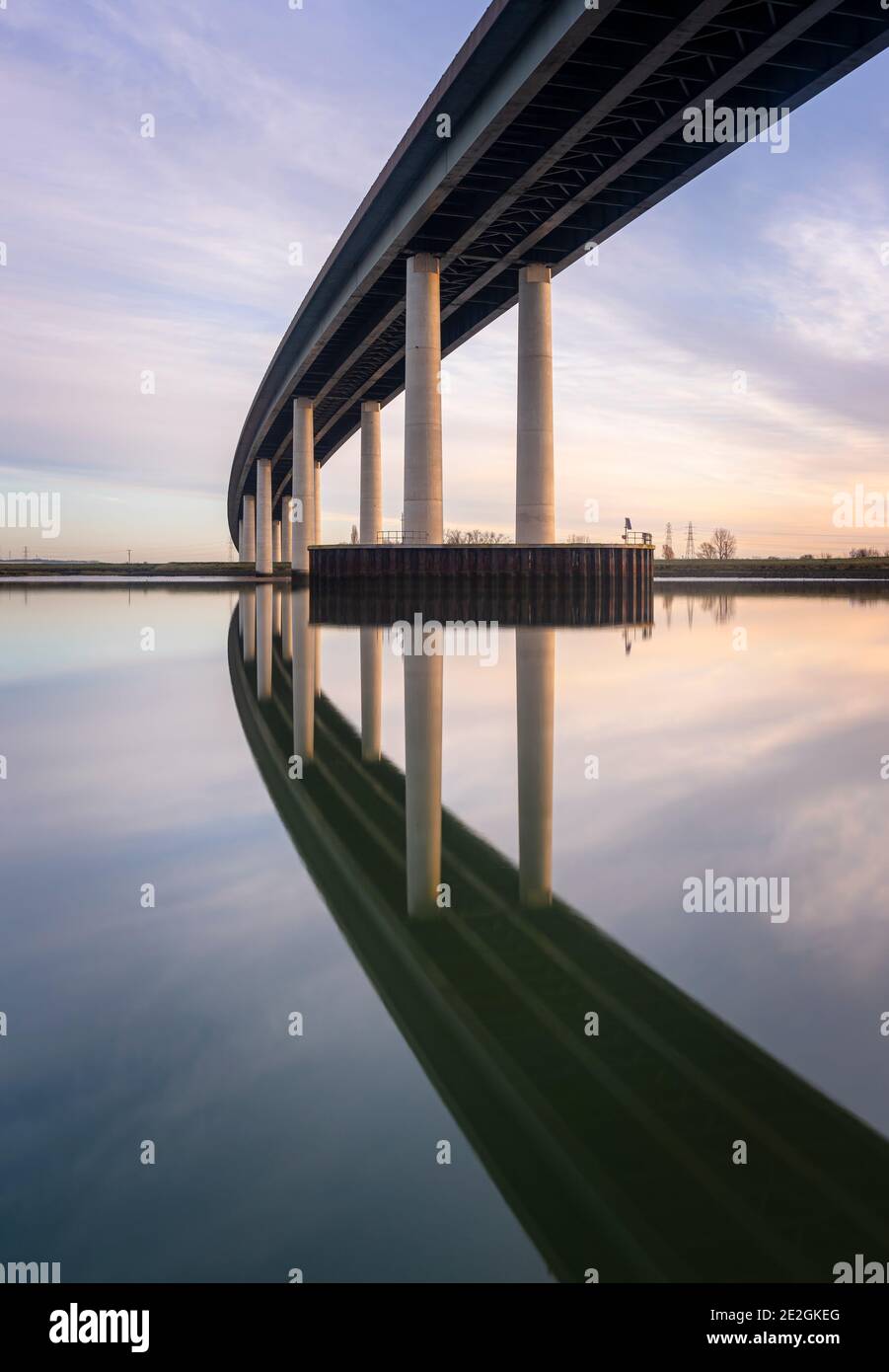 Die Sheppey Crossing; eine Brücke über die Swale Mündung verbindet die Isle of Sheppey mit dem Festland Kent. Stockfoto