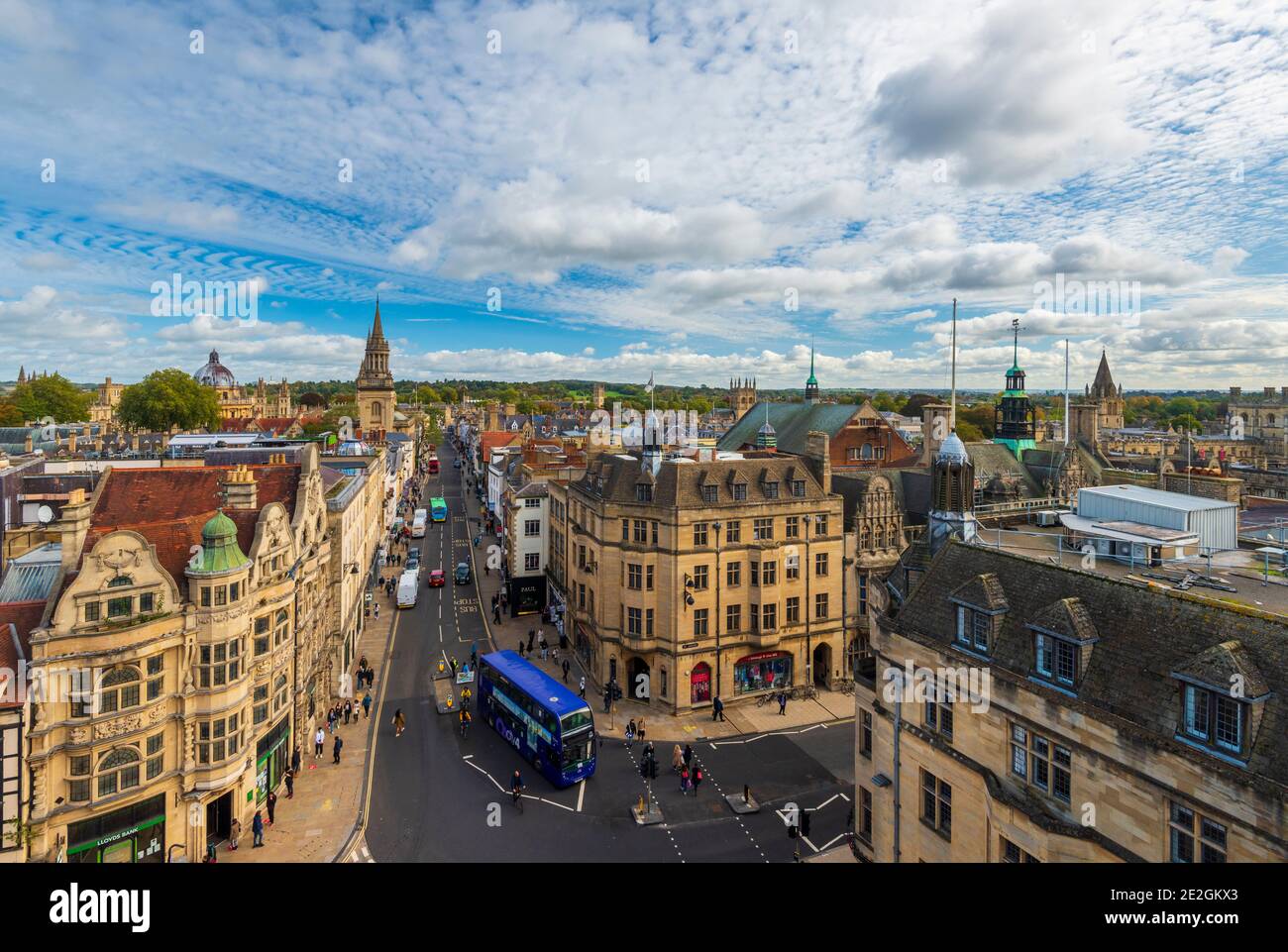 Blick auf Oxford High Street vom Carfax Tower. Oxford, England. Stockfoto