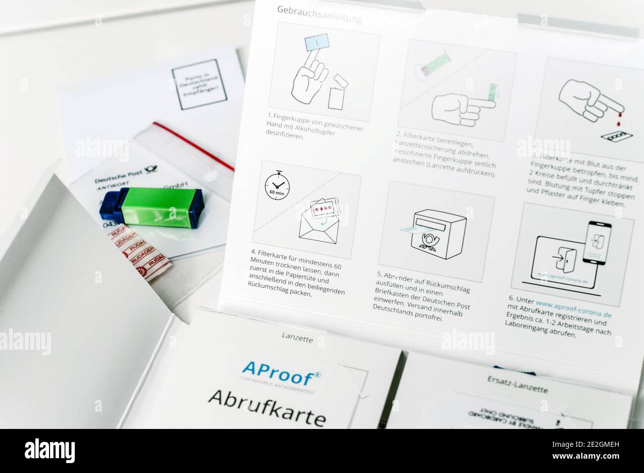 Corona-Antikörper-Selbsttest. Diese Art von Test, der den Nachweis einer früheren Infektion mit SARS Covid-19 ermöglicht, ist in Deutschland in weit verbreitet Stockfoto