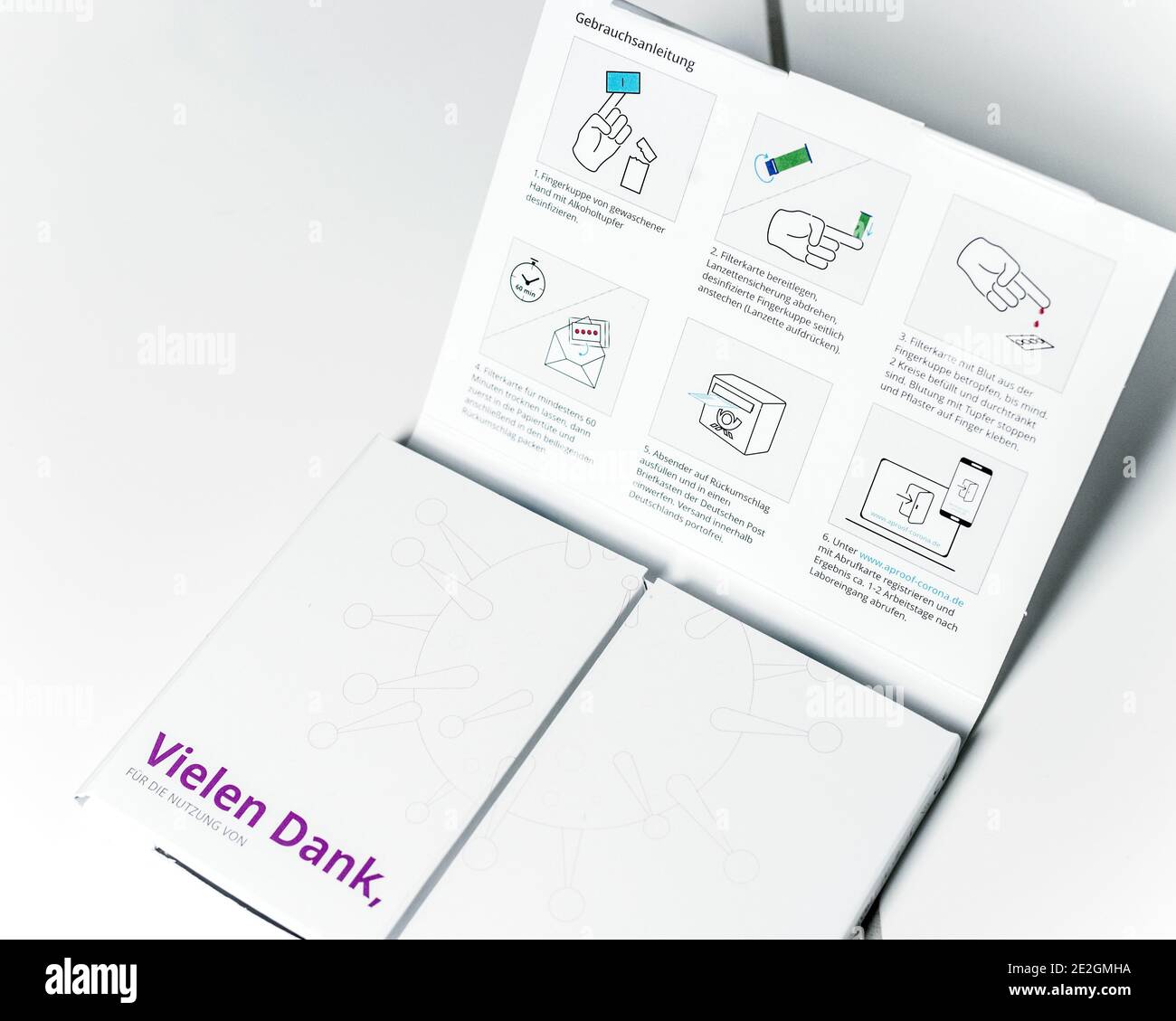 Corona-Antikörper-Selbsttest. Diese Art von Test, der den Nachweis einer früheren Infektion mit SARS Covid-19 ermöglicht, ist in Deutschland in weit verbreitet Stockfoto
