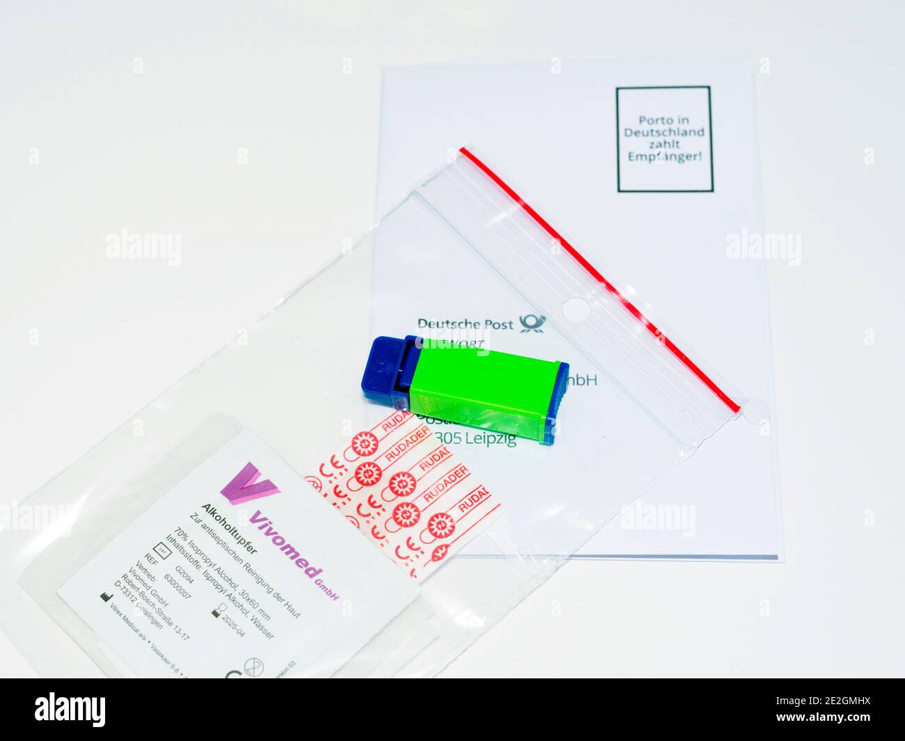 Corona-Antikörper-Selbsttest. Diese Art von Test, der den Nachweis einer früheren Infektion mit SARS Covid-19 ermöglicht, ist in Deutschland in weit verbreitet Stockfoto