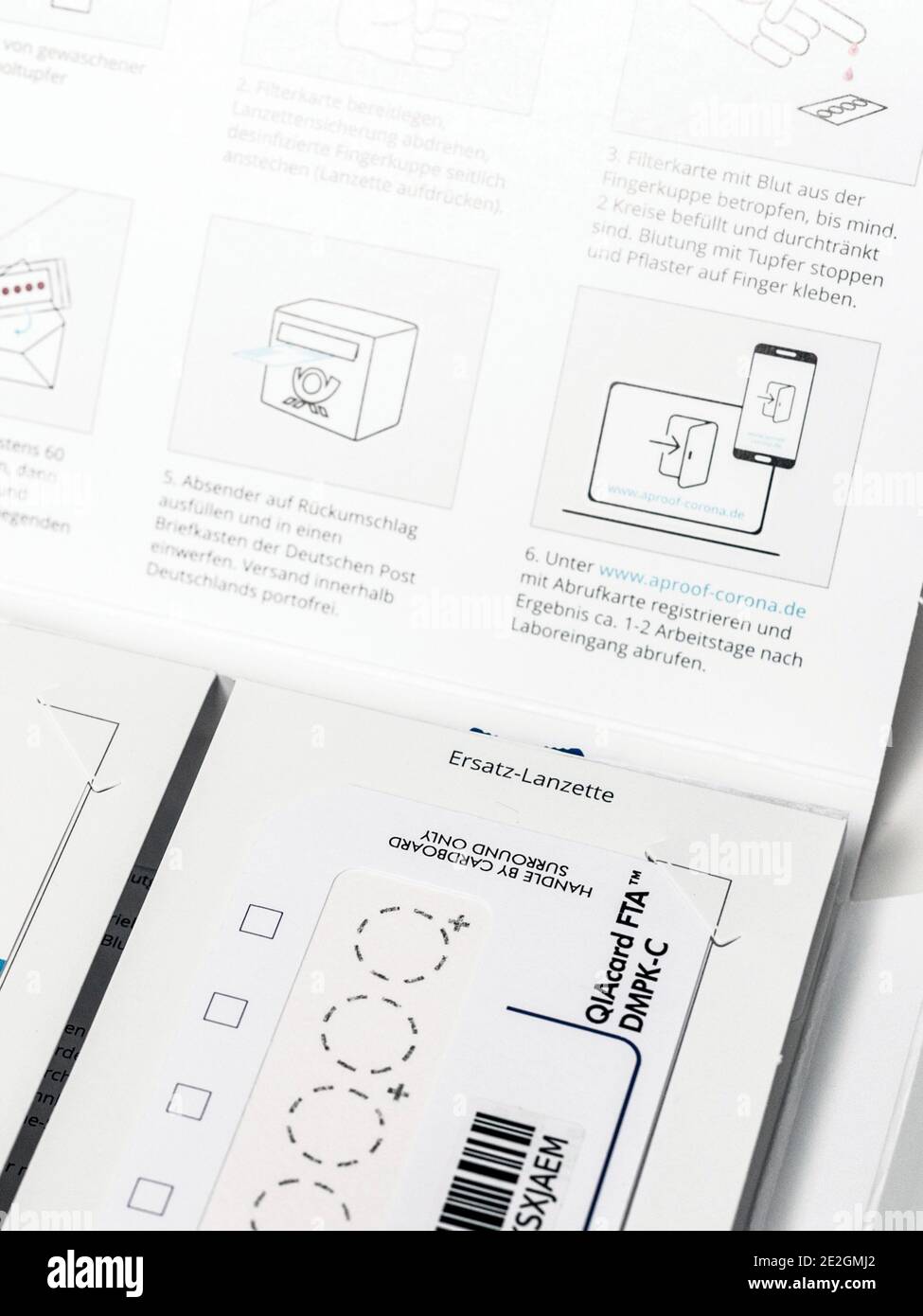 Corona-Antikörper-Selbsttest. Diese Art von Test, der den Nachweis einer früheren Infektion mit SARS Covid-19 ermöglicht, ist in Deutschland in weit verbreitet Stockfoto