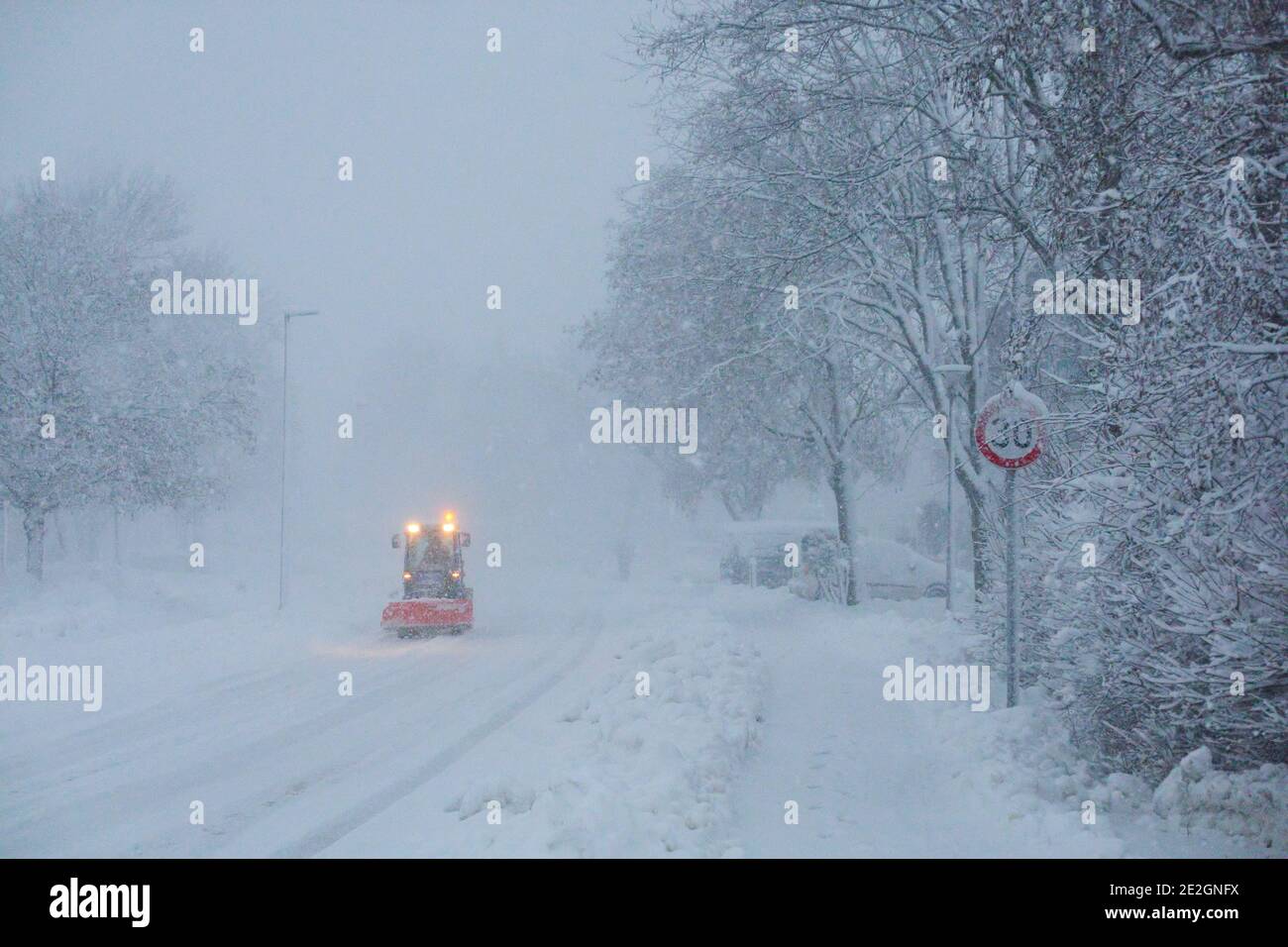 Marktoberdorf, Deutschland. Januar 2021. Wetterfeature: Wintereinbruch mit 50cm Neuschnee und Schneepflug, Wintereinbruch mit 50cm Neuschnee in Marktoberdorf, Bayern, Deutschland, 14. Januar 2021. Quelle: Peter Schatz/Alamy Live News Stockfoto