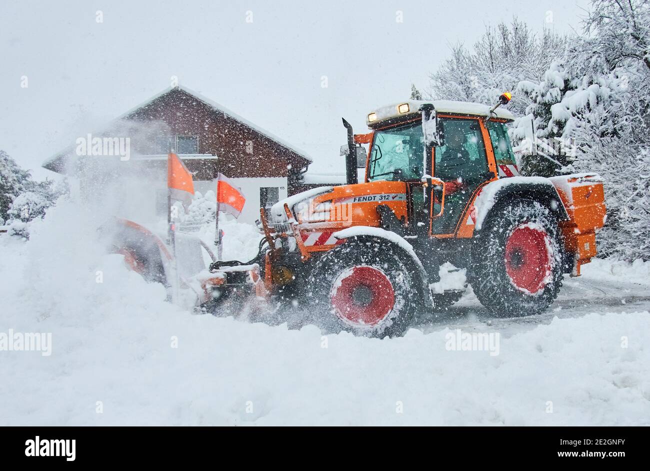Marktoberdorf, Deutschland. Januar 2021. Wetterfeature: Wintereinbruch mit 50cm Neuschnee und Schneepflug, Wintereinbruch mit 50cm Neuschnee in Marktoberdorf, Bayern, Deutschland, 14. Januar 2021. Quelle: Peter Schatz/Alamy Live News Stockfoto