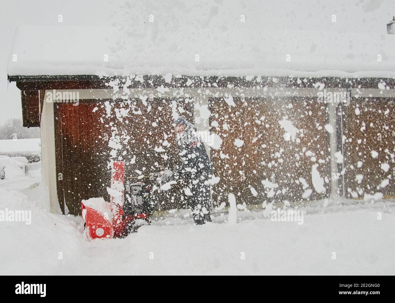 Marktoberdorf, Deutschland. Januar 2021. Wetterfeature: Mann mit Schneefräse im Wintereinbruch mit 50cm Neuschnee, Mann mit Schneefräse im Wintereinbruch mit 50cm Neuschnee in Marktoberdorf, Bayern, Deutschland, 14. Januar 2021. Quelle: Peter Schatz/Alamy Live News Stockfoto