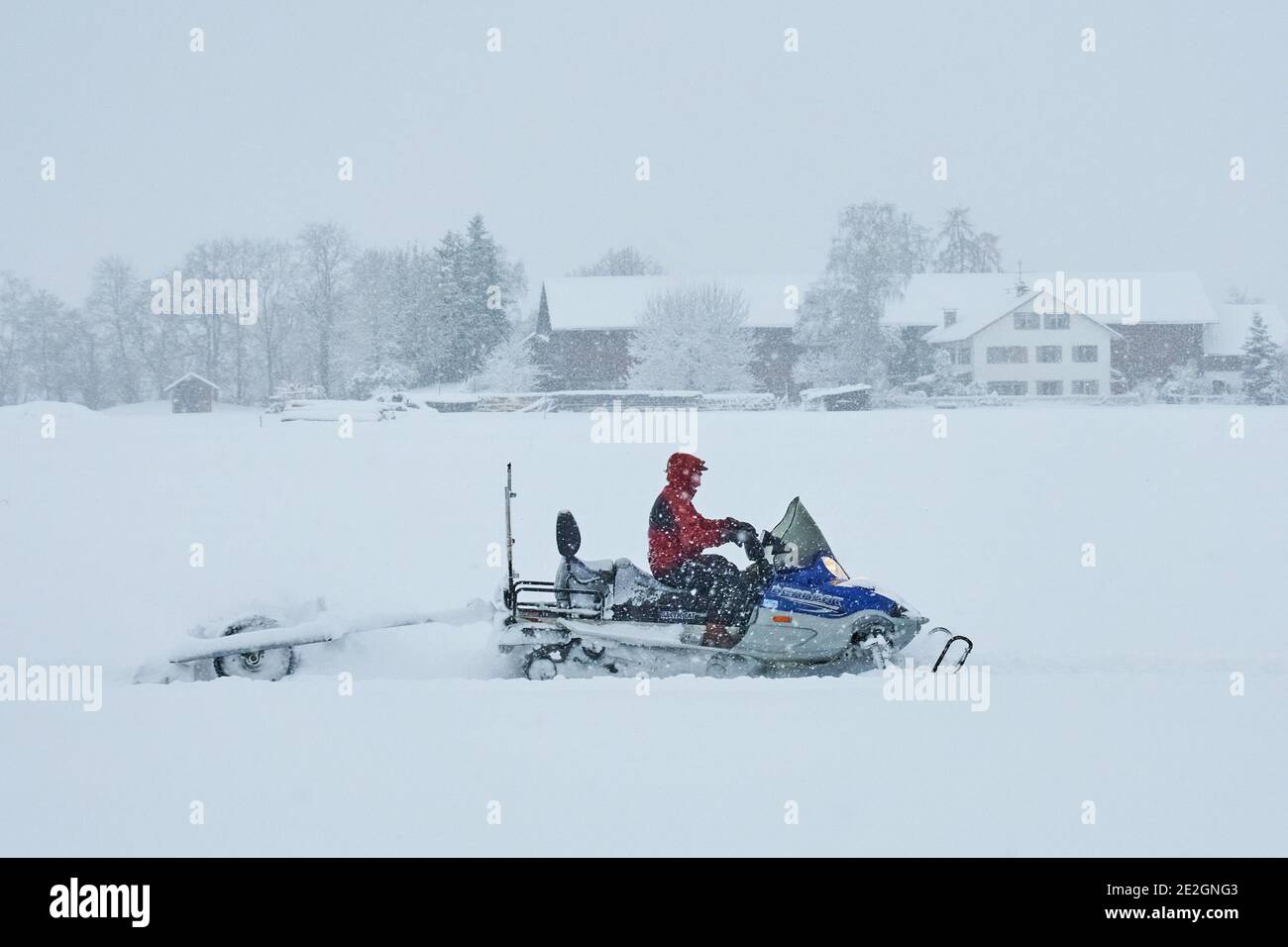 Marktoberdorf, Deutschland. Januar 2021. Wetterfeature: Ein Loipenspur Motorschlitten im Wintereinbruch mit 50cm Neuschnee in Marktoberdorf, Bayern, Deutschland, 14. Januar 2021. Quelle: Peter Schatz/Alamy Live News Stockfoto
