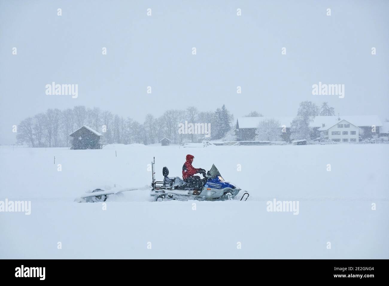 Marktoberdorf, Deutschland. Januar 2021. Wetterfeature: Ein Loipenspur Motorschlitten im Wintereinbruch mit 50cm Neuschnee in Marktoberdorf, Bayern, Deutschland, 14. Januar 2021. Quelle: Peter Schatz/Alamy Live News Stockfoto