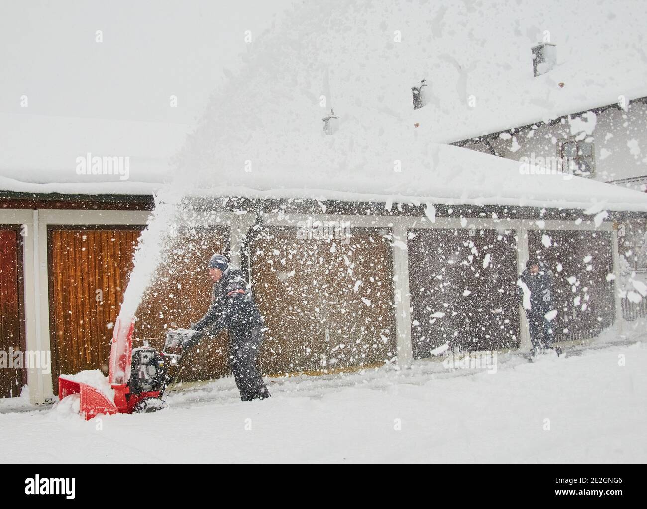 Marktoberdorf, Deutschland. Januar 2021. Wetterfeature: Mann mit Schneefräse im Wintereinbruch mit 50cm Neuschnee, Mann mit Schneefräse im Wintereinbruch mit 50cm Neuschnee in Marktoberdorf, Bayern, Deutschland, 14. Januar 2021. Quelle: Peter Schatz/Alamy Live News Stockfoto