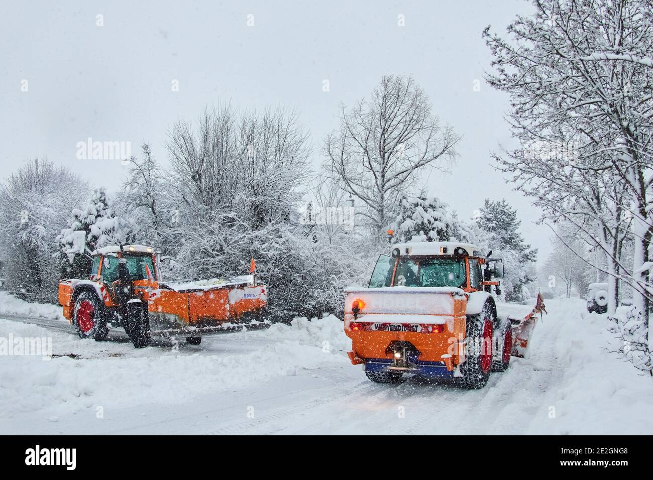 Marktoberdorf, Deutschland. Januar 2021. Wetterfeature: Wintereinbruch mit 50cm Neuschnee und Schneepflug, Wintereinbruch mit 50cm Neuschnee in Marktoberdorf, Bayern, Deutschland, 14. Januar 2021. Quelle: Peter Schatz/Alamy Live News Stockfoto