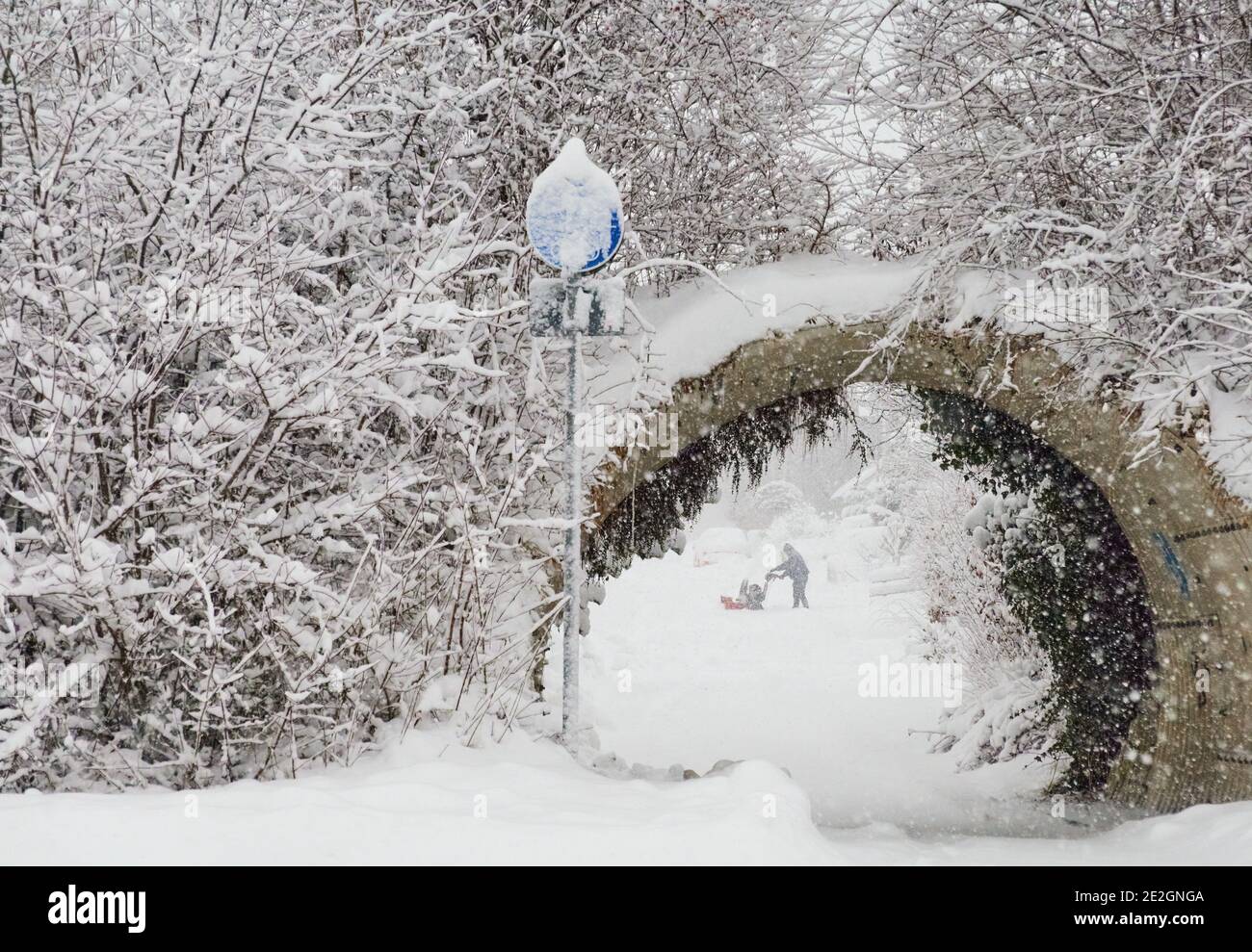 Marktoberdorf, Deutschland. Januar 2021. Wetterfeature: Mann mit Schneefräse im Wintereinbruch mit 50cm Neuschnee, Mann mit Schneefräse im Wintereinbruch mit 50cm Neuschnee in Marktoberdorf, Bayern, Deutschland, 14. Januar 2021. Quelle: Peter Schatz/Alamy Live News Stockfoto