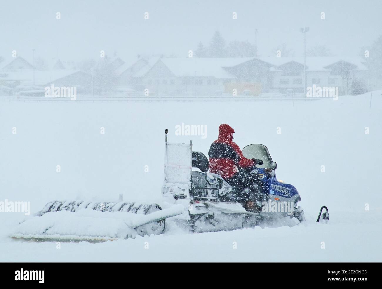 Marktoberdorf, Deutschland. Januar 2021. Wetterfeature: Ein Loipenspur Motorschlitten im Wintereinbruch mit 50cm Neuschnee in Marktoberdorf, Bayern, Deutschland, 14. Januar 2021. Quelle: Peter Schatz/Alamy Live News Stockfoto