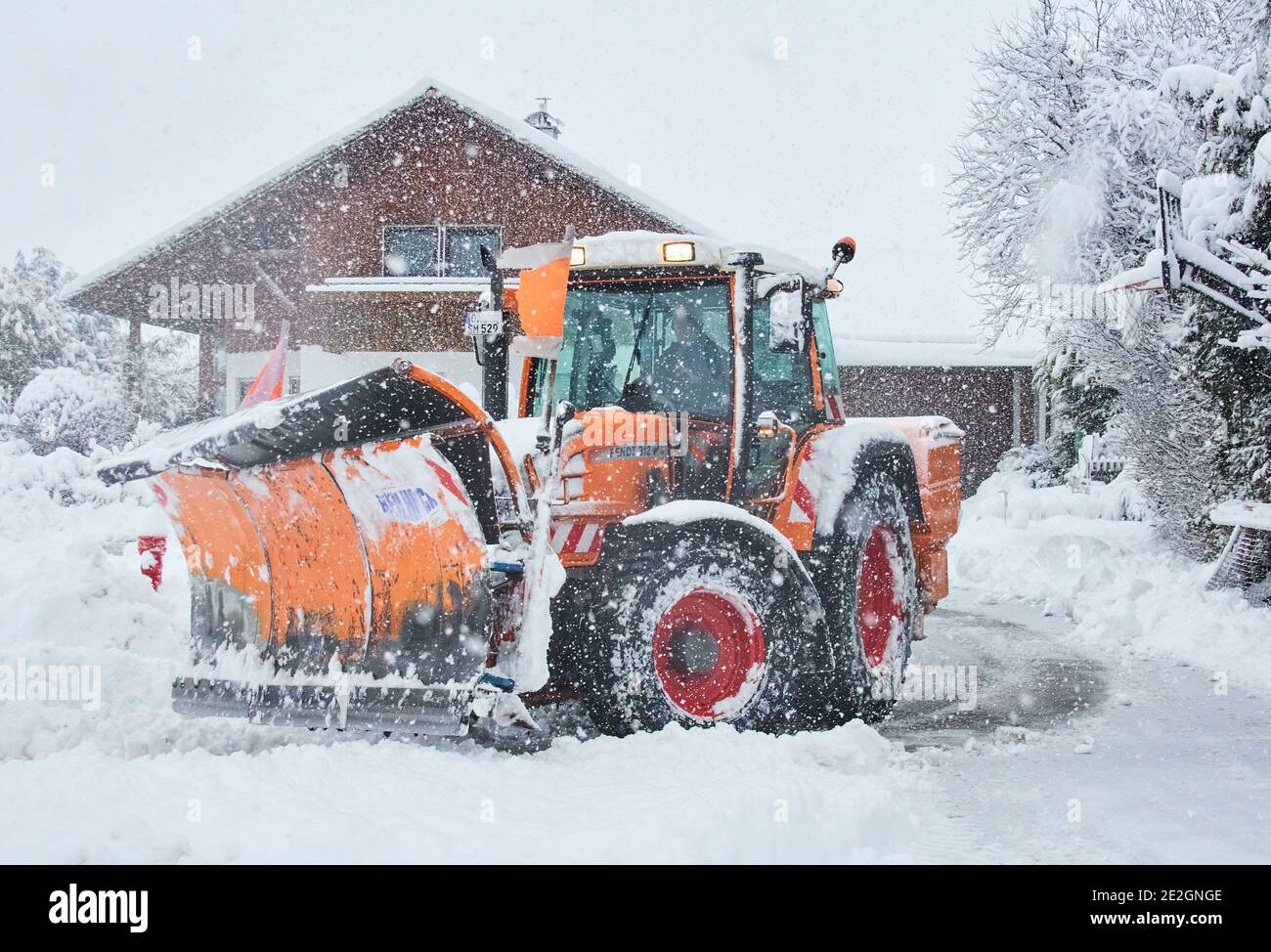 Marktoberdorf, Deutschland. Januar 2021. Wetterfeature: Wintereinbruch mit 50cm Neuschnee und Schneepflug, Wintereinbruch mit 50cm Neuschnee in Marktoberdorf, Bayern, Deutschland, 14. Januar 2021. Quelle: Peter Schatz/Alamy Live News Stockfoto