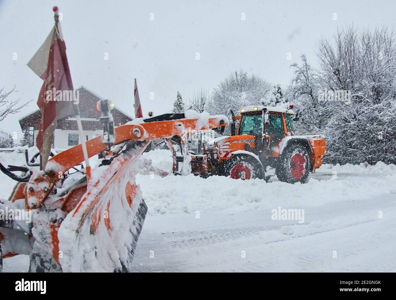 Marktoberdorf, Deutschland. Januar 2021. Wetterfeature: Wintereinbruch mit 50cm Neuschnee und Schneepflug, Wintereinbruch mit 50cm Neuschnee in Marktoberdorf, Bayern, Deutschland, 14. Januar 2021. Quelle: Peter Schatz/Alamy Live News Stockfoto