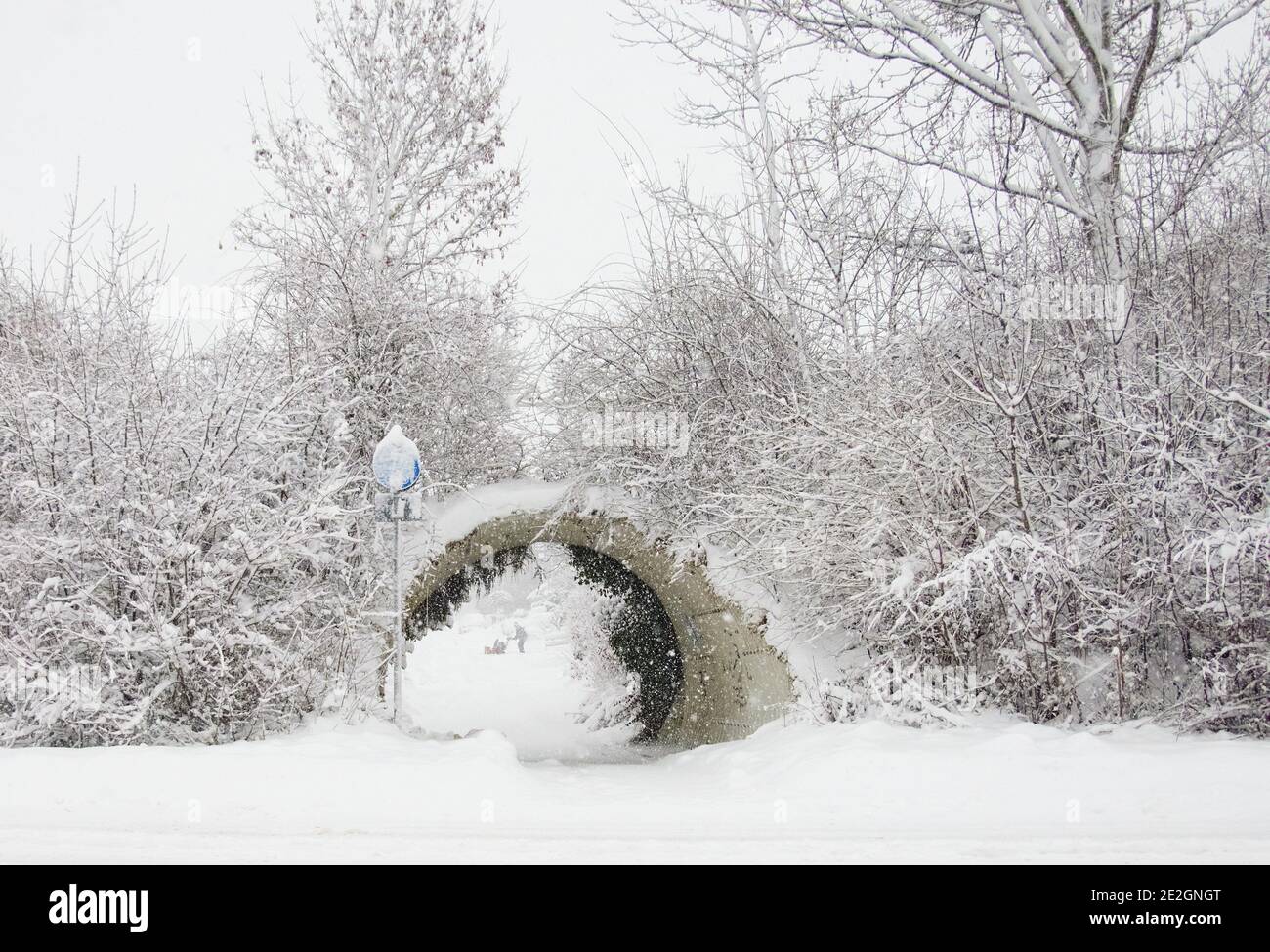 Marktoberdorf, Deutschland. Januar 2021. Wetterfeature: Mann mit Schneefräse im Wintereinbruch mit 50cm Neuschnee, Mann mit Schneefräse im Wintereinbruch mit 50cm Neuschnee in Marktoberdorf, Bayern, Deutschland, 14. Januar 2021. Quelle: Peter Schatz/Alamy Live News Stockfoto