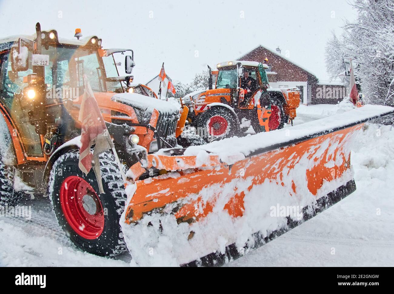 Marktoberdorf, Deutschland. Januar 2021. Wetterfeature: Wintereinbruch mit 50cm Neuschnee und Schneepflug, Wintereinbruch mit 50cm Neuschnee in Marktoberdorf, Bayern, Deutschland, 14. Januar 2021. Quelle: Peter Schatz/Alamy Live News Stockfoto
