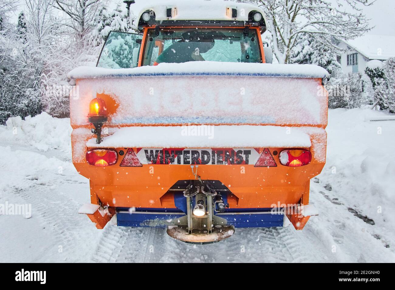 Marktoberdorf, Deutschland. Januar 2021. Wetterfeature: Wintereinbruch mit 50cm Neuschnee und Schneepflug, Wintereinbruch mit 50cm Neuschnee in Marktoberdorf, Bayern, Deutschland, 14. Januar 2021. Quelle: Peter Schatz/Alamy Live News Stockfoto