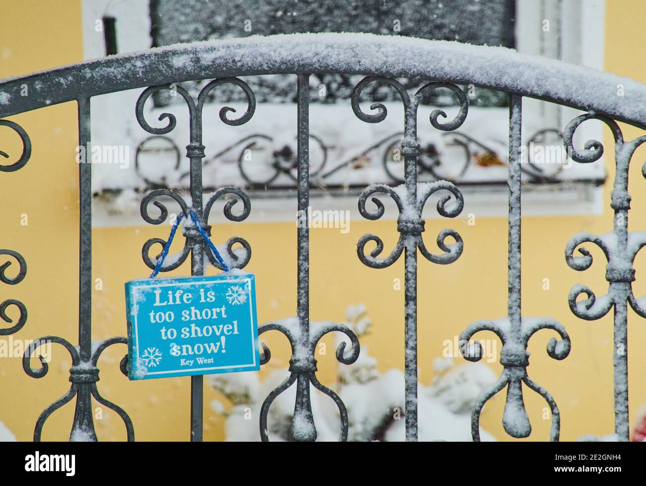Marktoberdorf, Deutschland. Januar 2021. Ein Zitat von Songwriter Key West: Das Leben ist zu kurz, um Schnee zu schaufeln. Das Leben ist zu kurz um Schnee zu schaufeln. Wetterfeature: Winterbeginn mit 50cm Neuschnee, Wintereinbruch mit 50cm Neuschnee in Marktoberdorf, Bayern, Deutschland, 14. Januar 2021. Quelle: Peter Schatz/Alamy Live News Stockfoto