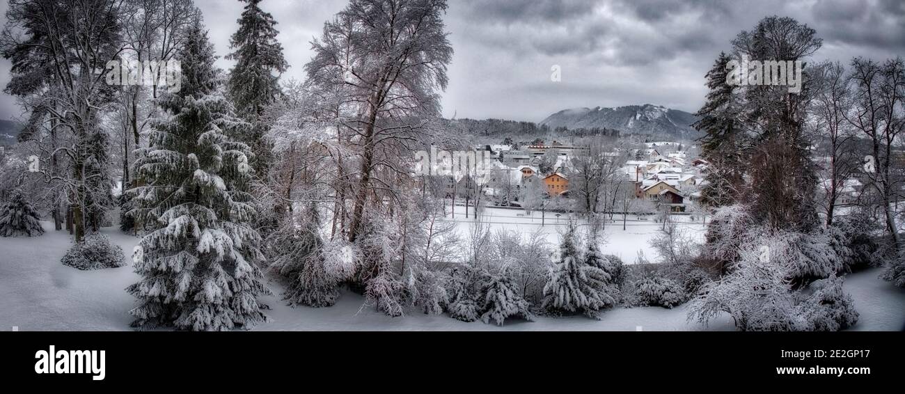DE - BAYERN: Winter in Bad Tölz (Badeteil) mit Blomberg im Hintergrund Stockfoto