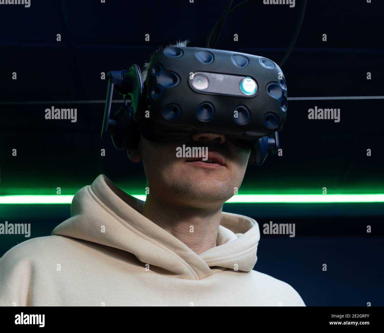 Mann mit Virtual-Reality-Brille. VR-Headset, futuristisches Tech-Gadget-Konzept Stockfoto