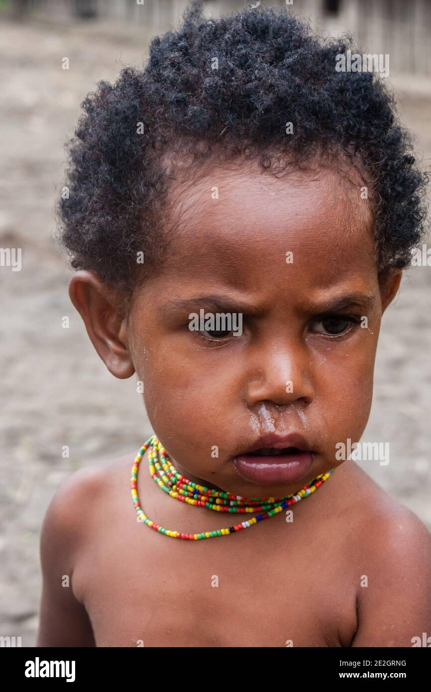 Wamena, Indonesien - 9. Januar 2010: Porträt des Dani Stammes Kind. Kind schaut auf die Kamera, Papua-Neuguinea. Stockfoto
