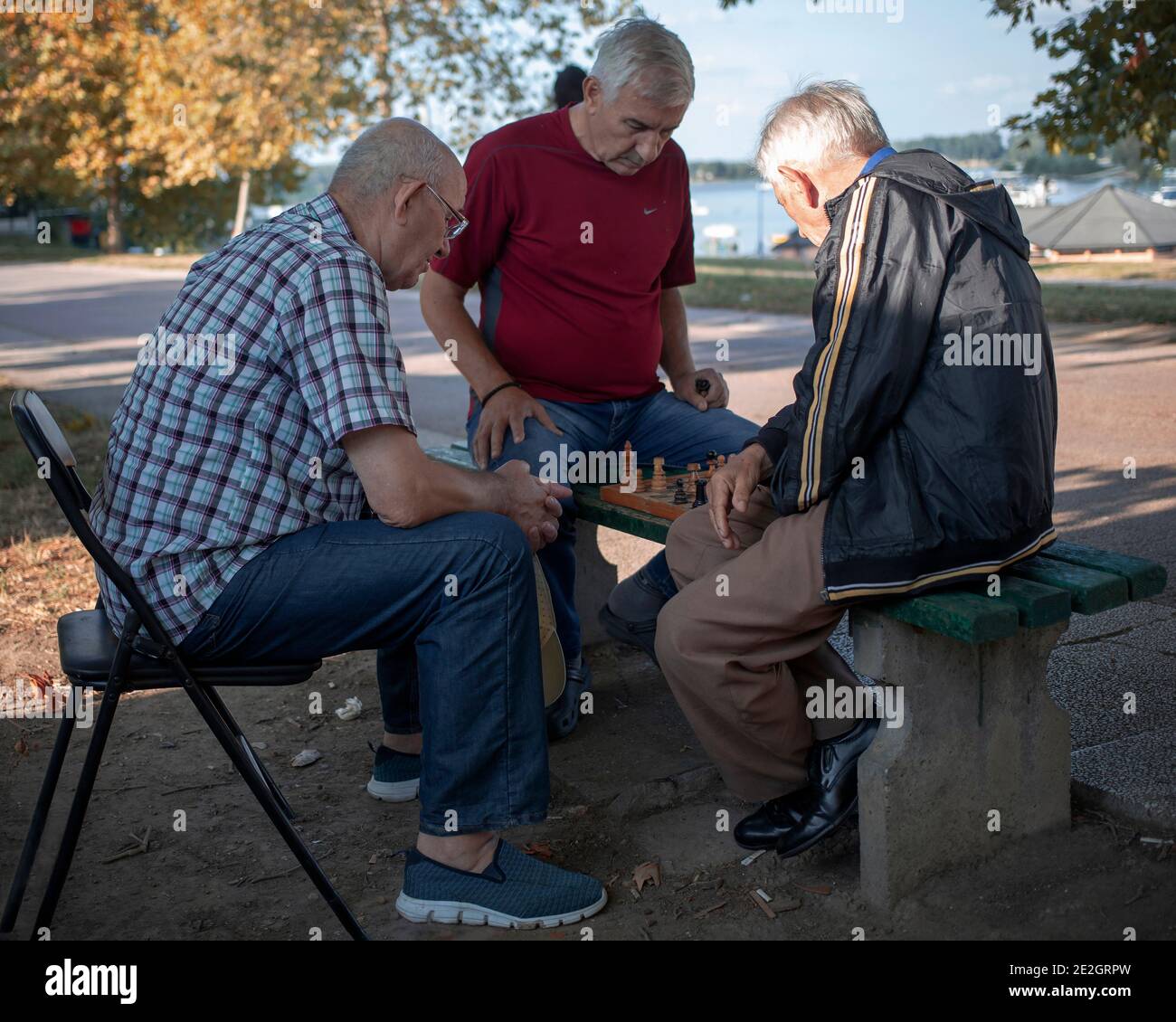 Belgrad, Serbien, 10. Sep 2019: Senioren spielen Schach im Park rund um die Donau Stockfoto