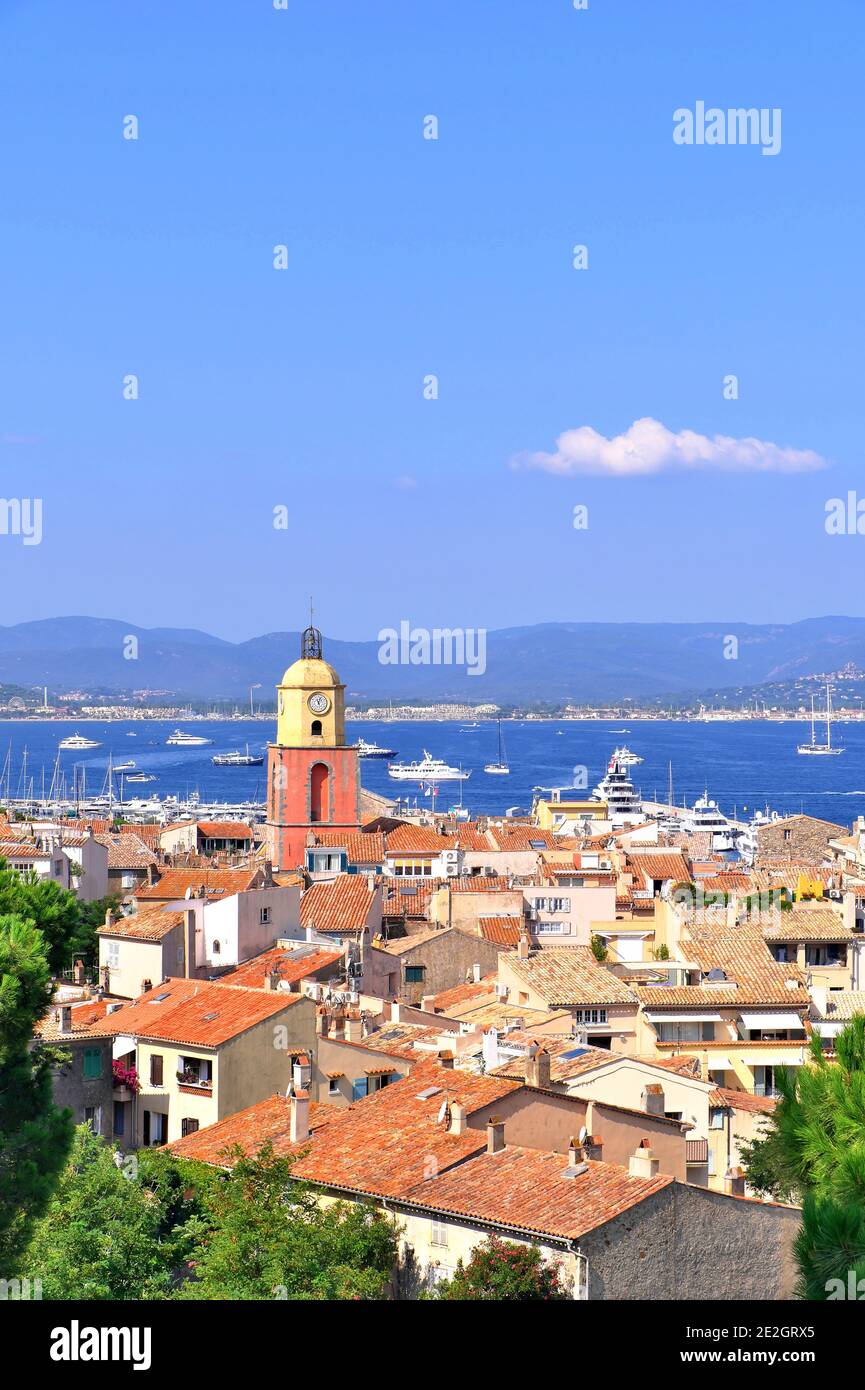 Saint-Tropez (Südostfrankreich): Überblick über die Altstadt mit dem Glockenturm der Kirche Dame de l'Assomption (Unsere Liebe Frau von der Himmelfahrt) A Stockfoto
