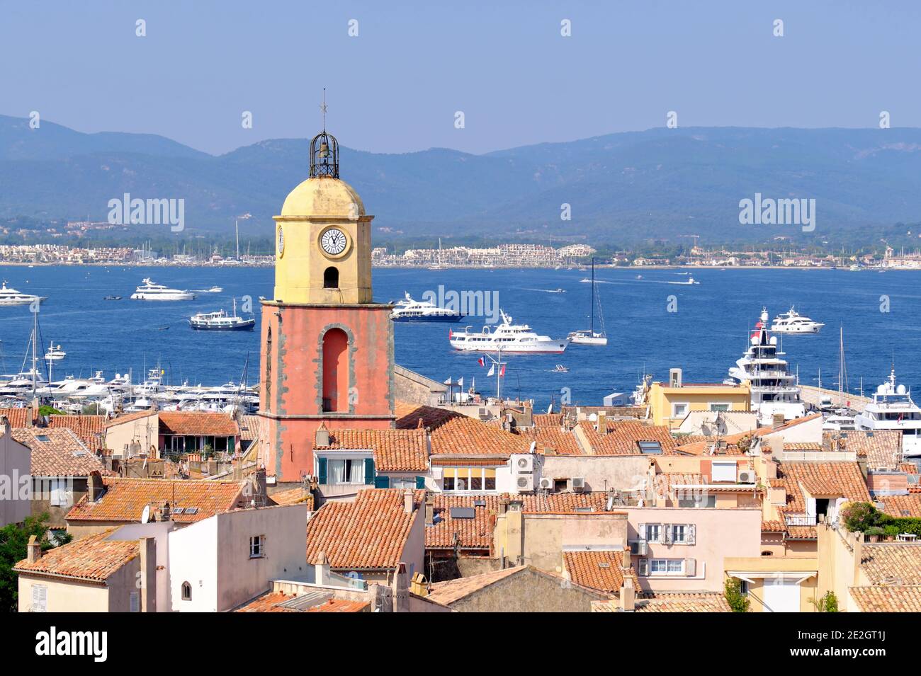 Saint-Tropez (Südostfrankreich): Überblick über die Altstadt mit dem Glockenturm der Kirche Dame de l'Assomption (Unsere Liebe Frau von der Himmelfahrt) A Stockfoto