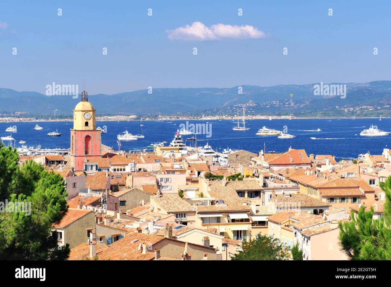 Saint-Tropez (Südostfrankreich): Überblick über die Altstadt mit dem Glockenturm der Kirche Dame de l'Assomption (Unsere Liebe Frau von der Himmelfahrt) A Stockfoto