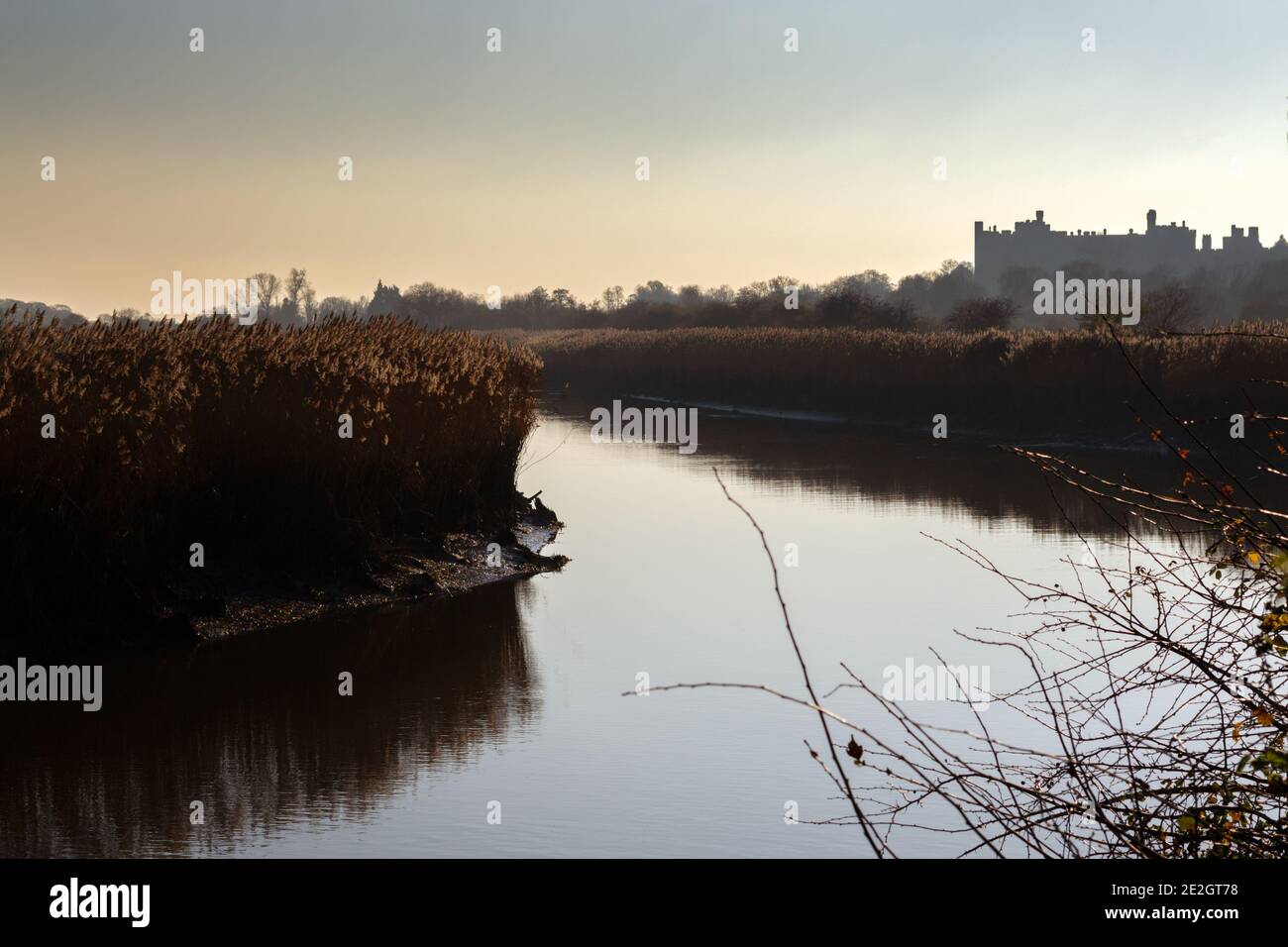 Spaziergang entlang des Flusses Arun an einem Herbstnachmittag mit Ein Blick auf Schloss Arundel Stockfoto