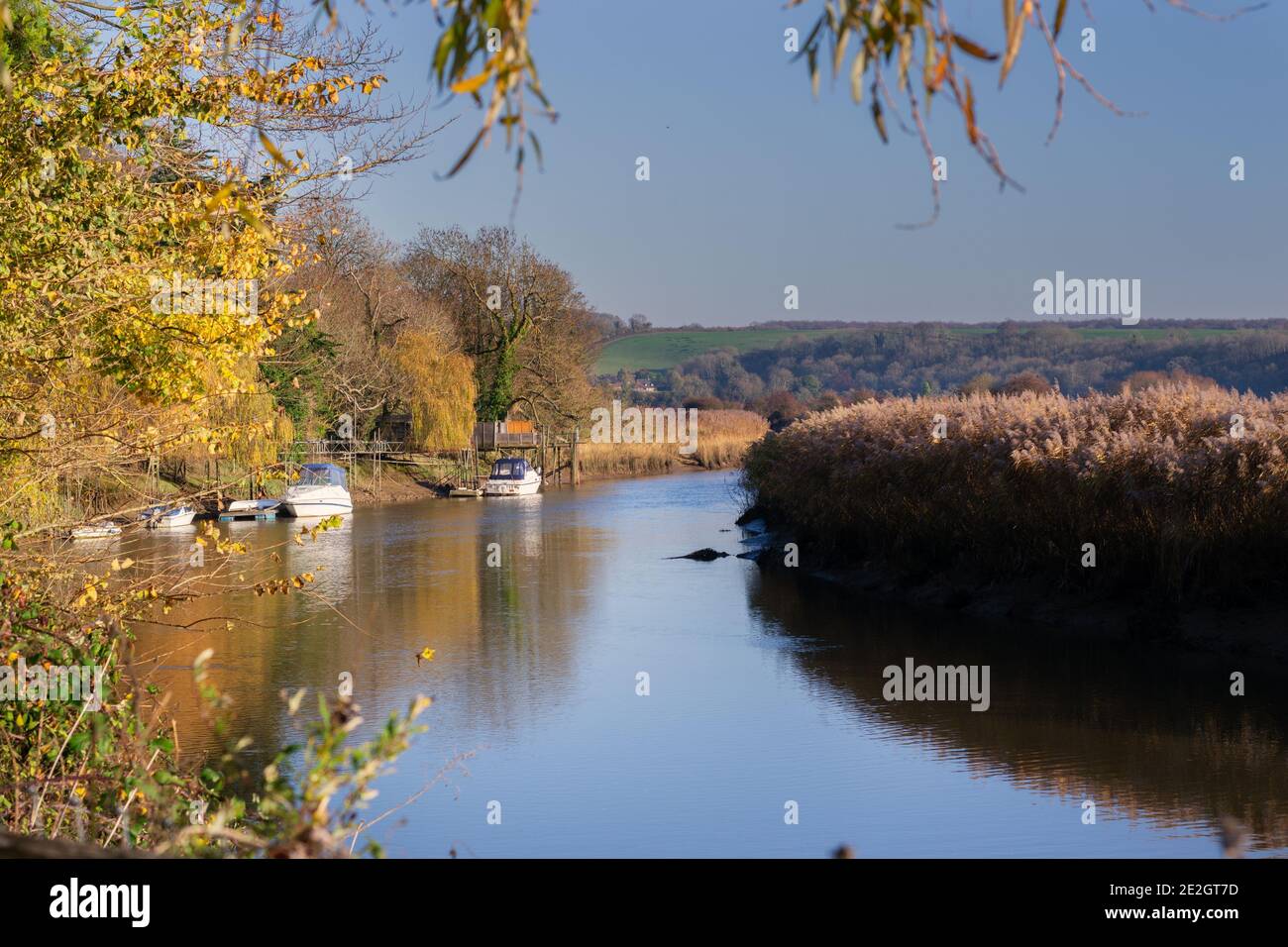 Spaziergang entlang des Flusses Arun an einem Herbstnachmittag, festgemacht Boote Stockfoto