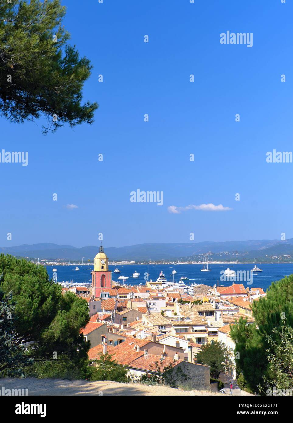 Saint-Tropez (Südostfrankreich): Überblick über die Altstadt mit dem Glockenturm der Kirche Notre-Dame de l'Assomption (Unsere Liebe Frau vom Assumpt Stockfoto