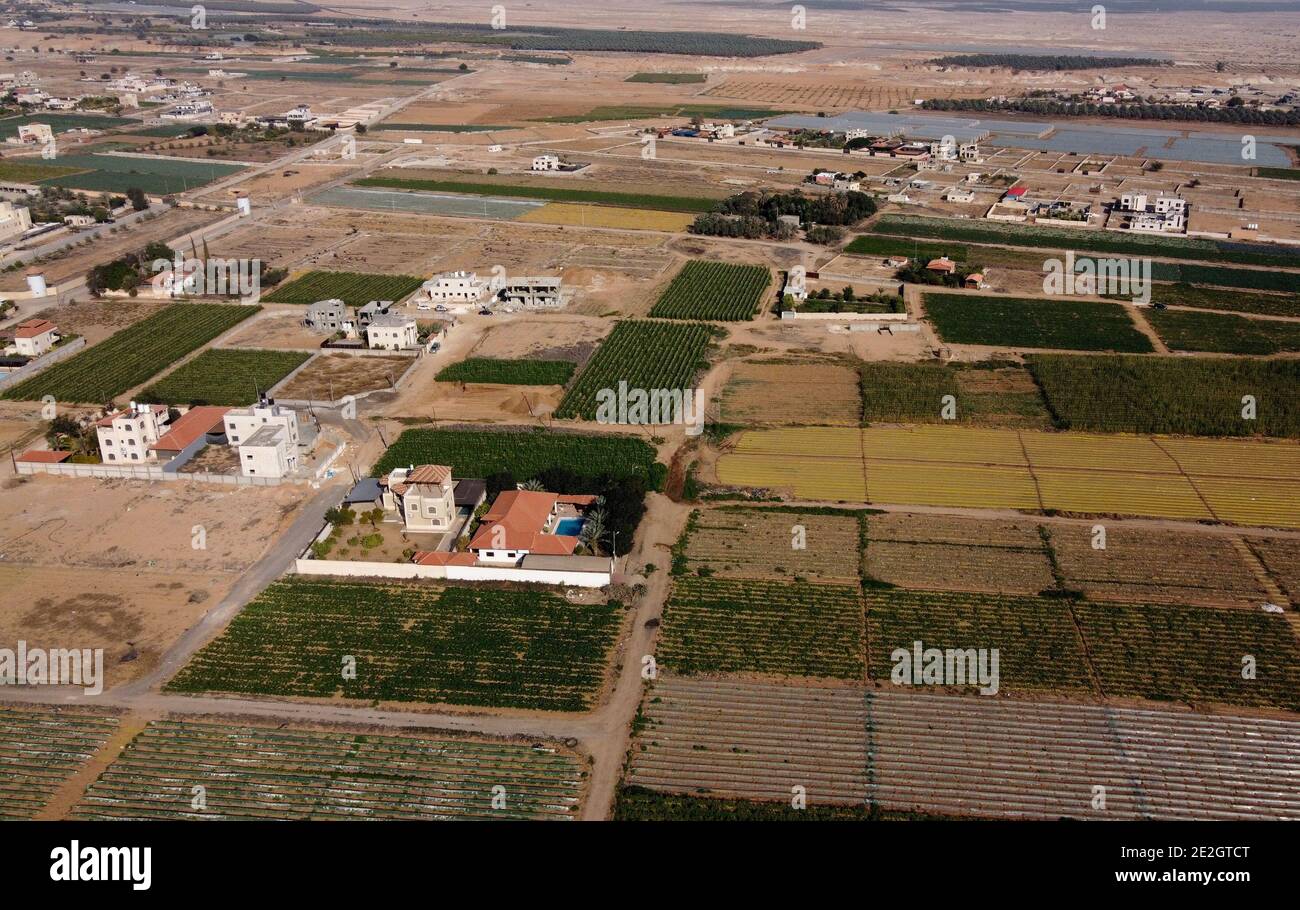 Ein mit einer Drohne aufgenommene Bild zeigt palästinensische landwirtschaftliche Felder in Jericho, im von Israel besetzten Westjordanland, 12. Januar 2021. Bild aufgenommen am 12. Januar 2021. REUTERS/Ammar Awad Stockfoto