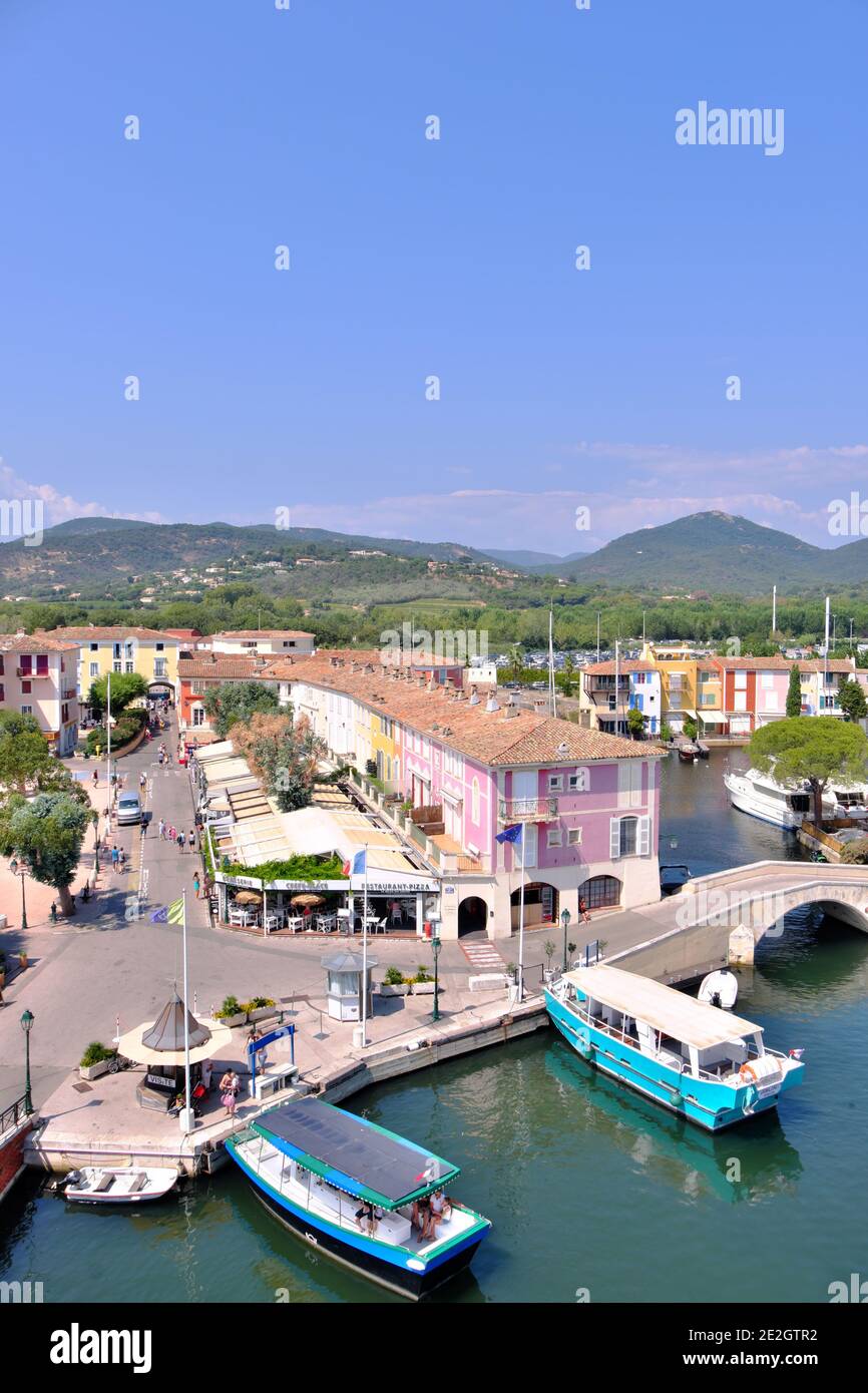 Übersicht über bunte Häuser in der Küstenstadt Port-Grimaud, im Golf von Saint Tropez. Seine außergewöhnliche architektonische Struktur hat Port-GRI geführt Stockfoto