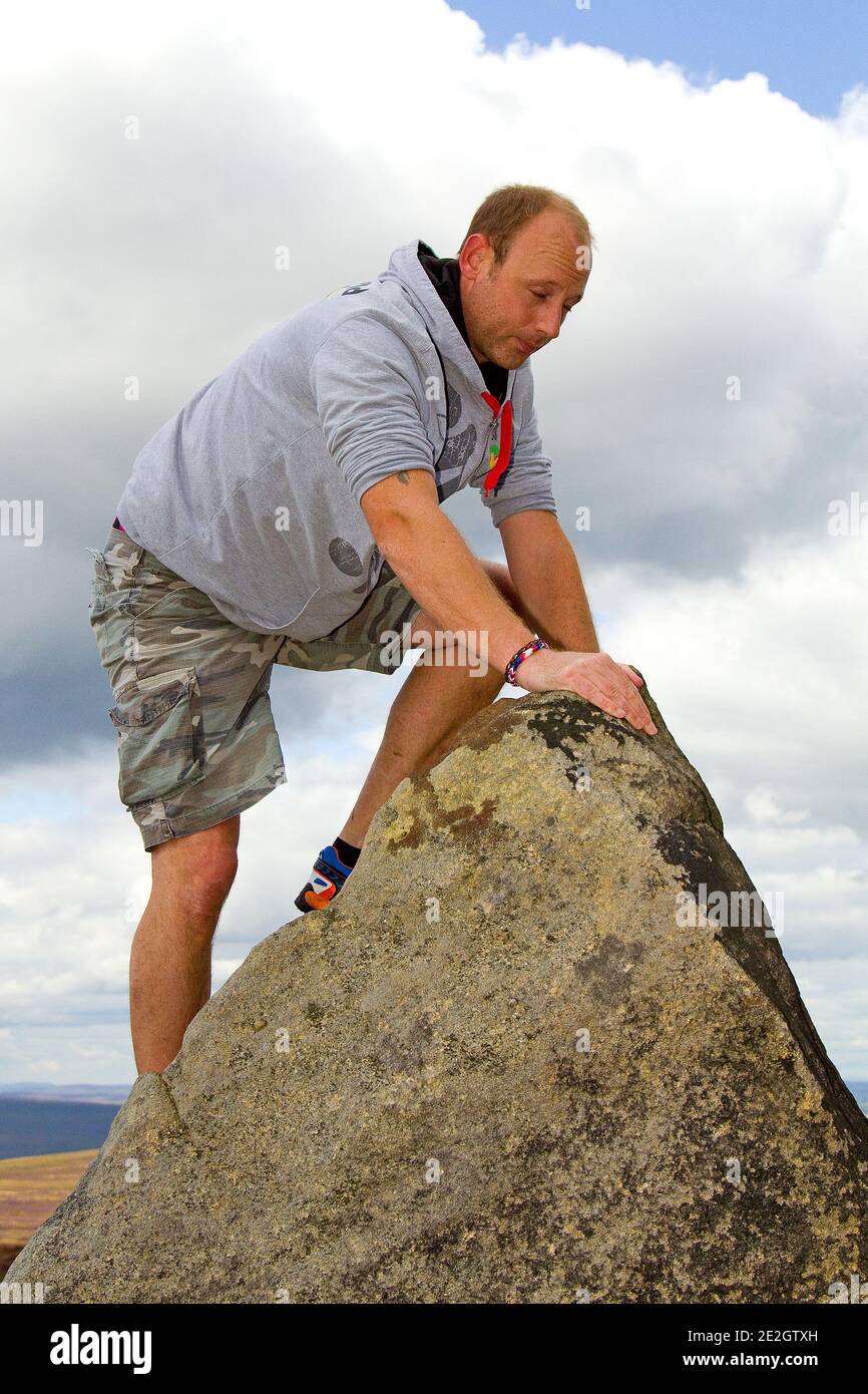 Mann springt von Felsen Stockfoto