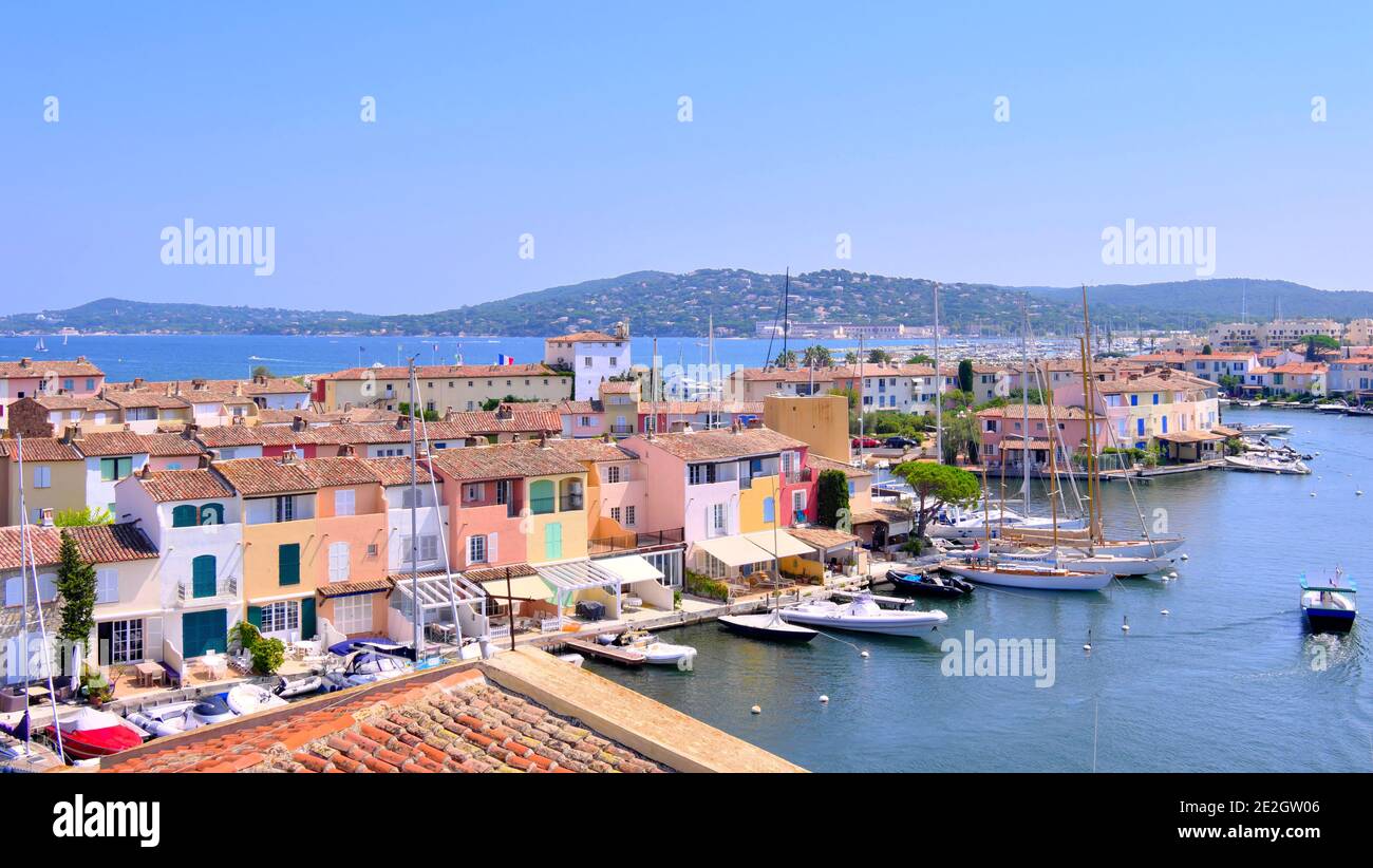 Übersicht über bunte Häuser in der Küstenstadt Port-Grimaud, im Golf von Saint Tropez. Seine außergewöhnliche architektonische Struktur hat Port-GRI geführt Stockfoto