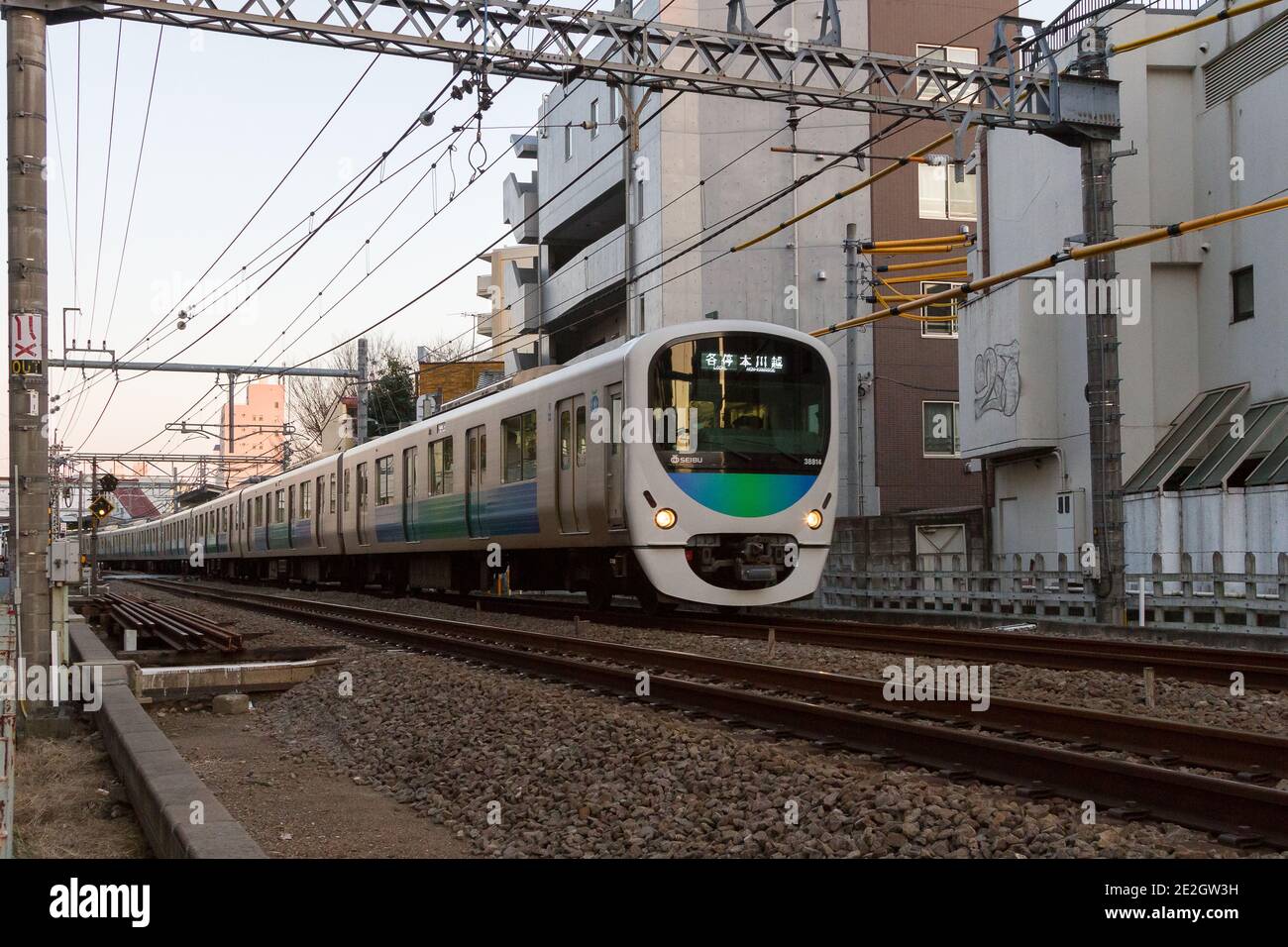 Ein Zug der Serie Seibu 30000 auf der Linie Seibu Ikebukuro in der Nähe von Shimo Ochiai, Tokio, Japan Stockfoto