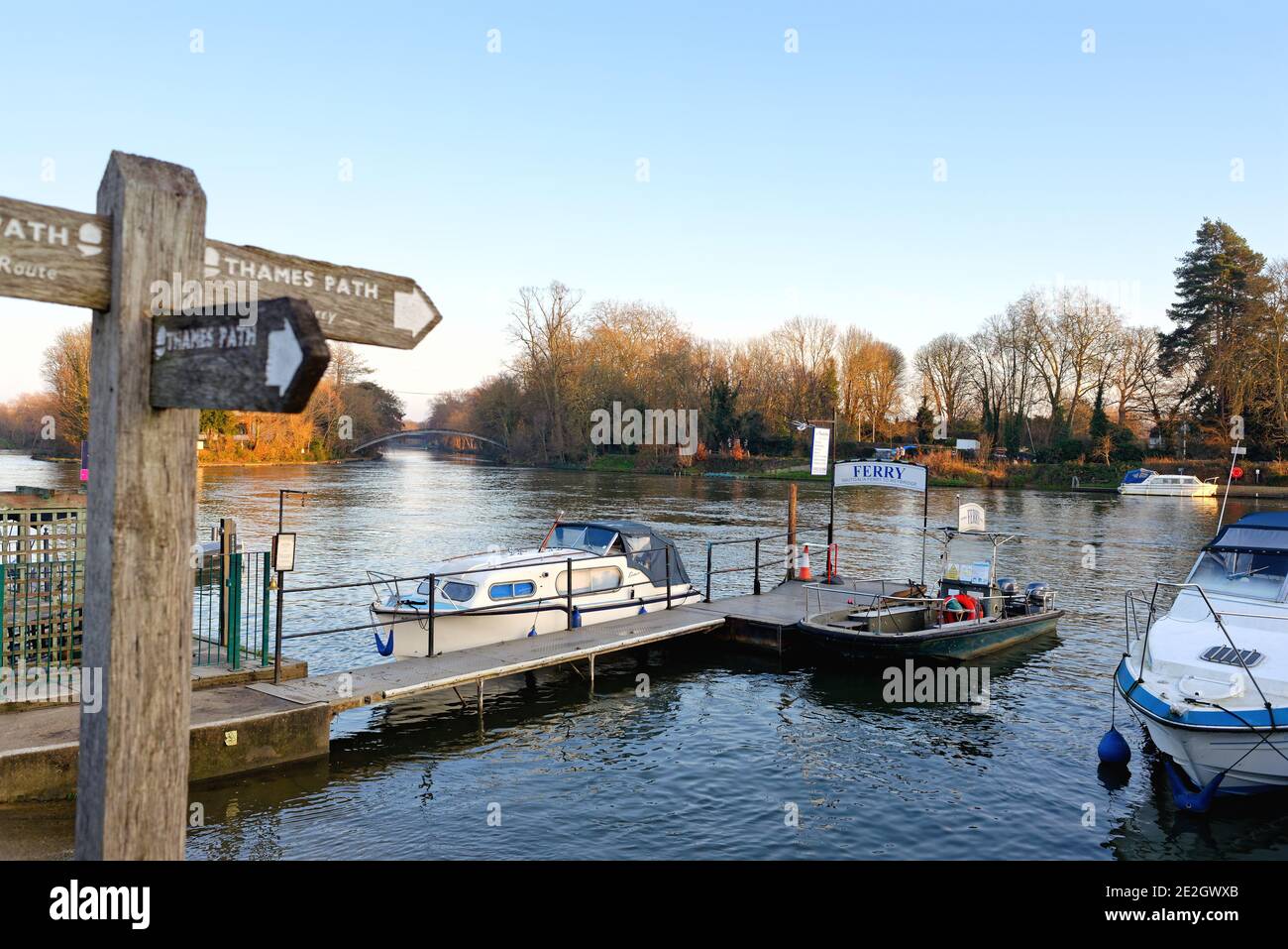 Das Flussufer und die Themse in Shepperton an einem kalten sonnigen Wintertag, Surrey England Großbritannien Stockfoto