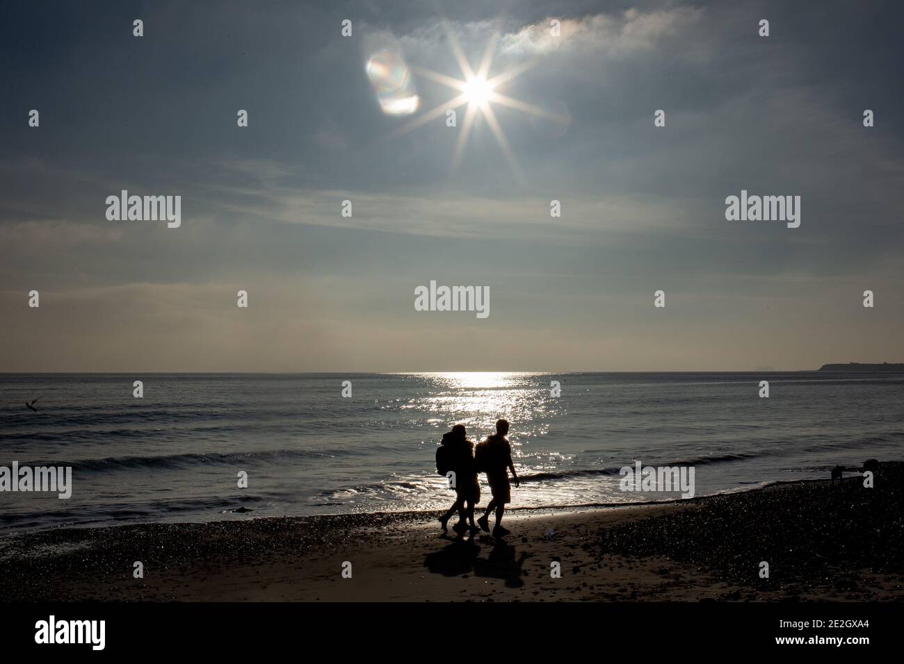 Familie zu Fuß an der Küste am Avon Strand in der Winter 29 November 2020 Neil Turner Stockfoto