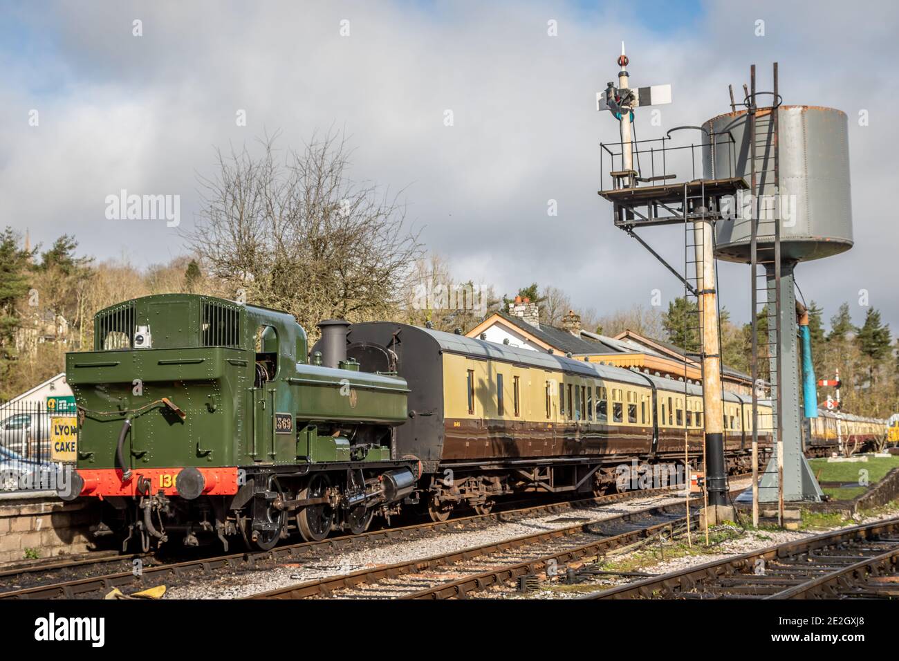 GWR '1366' Klasse 0-6-0T No. 1369 wartet in Buckfastleigh auf der South Devon Railway Stockfoto