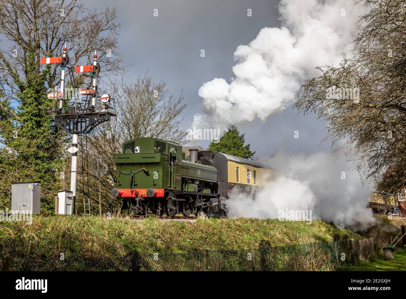 GWR '1366' Klasse 0-6-0 No. 1369 Abfahrt Buckfastleigh auf der South Devon Railway Stockfoto