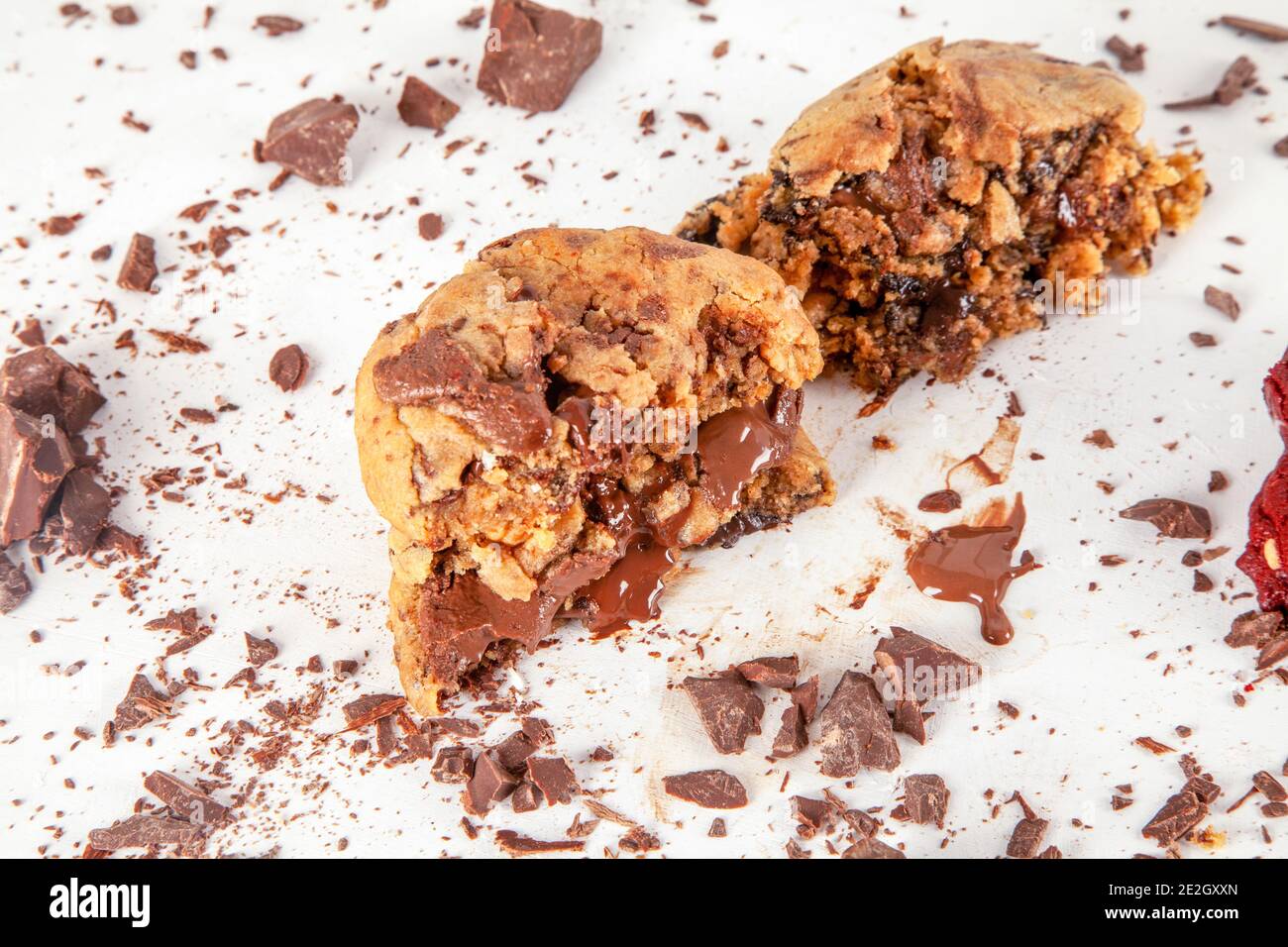 Chocolate Chip Cookie mit zerdrückten Schokoladenzutaten und Oozing geschmolzen Schokolade Stockfoto